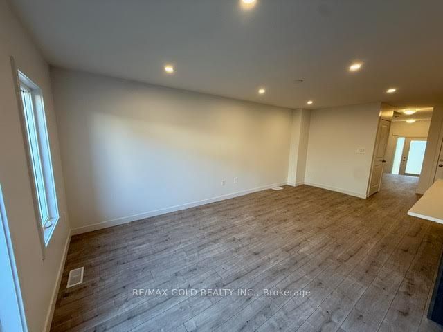 24 Oak Forest Common Crescent Property Photo 5