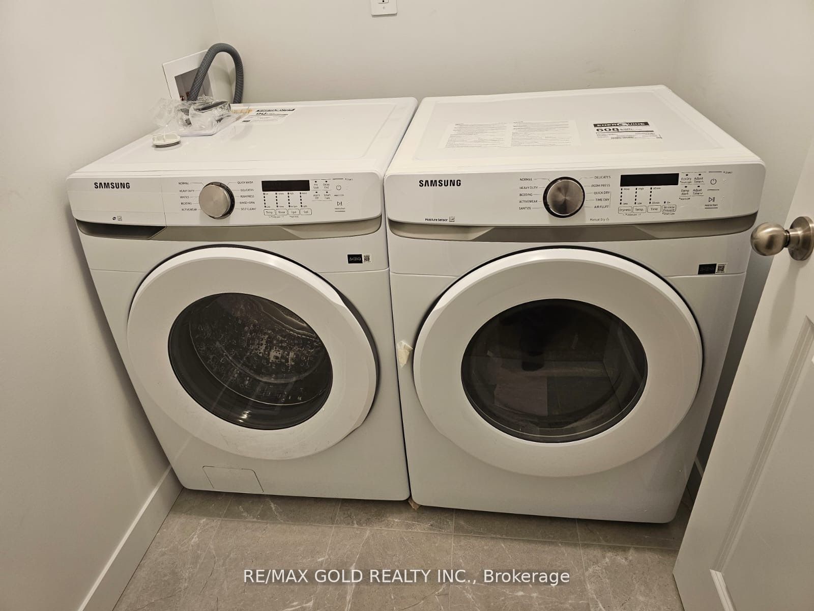 24 Oak Forest Common Crescent Property Photo 13