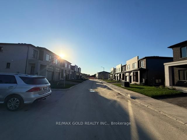 24 Oak Forest Common Crescent Property Photo 18