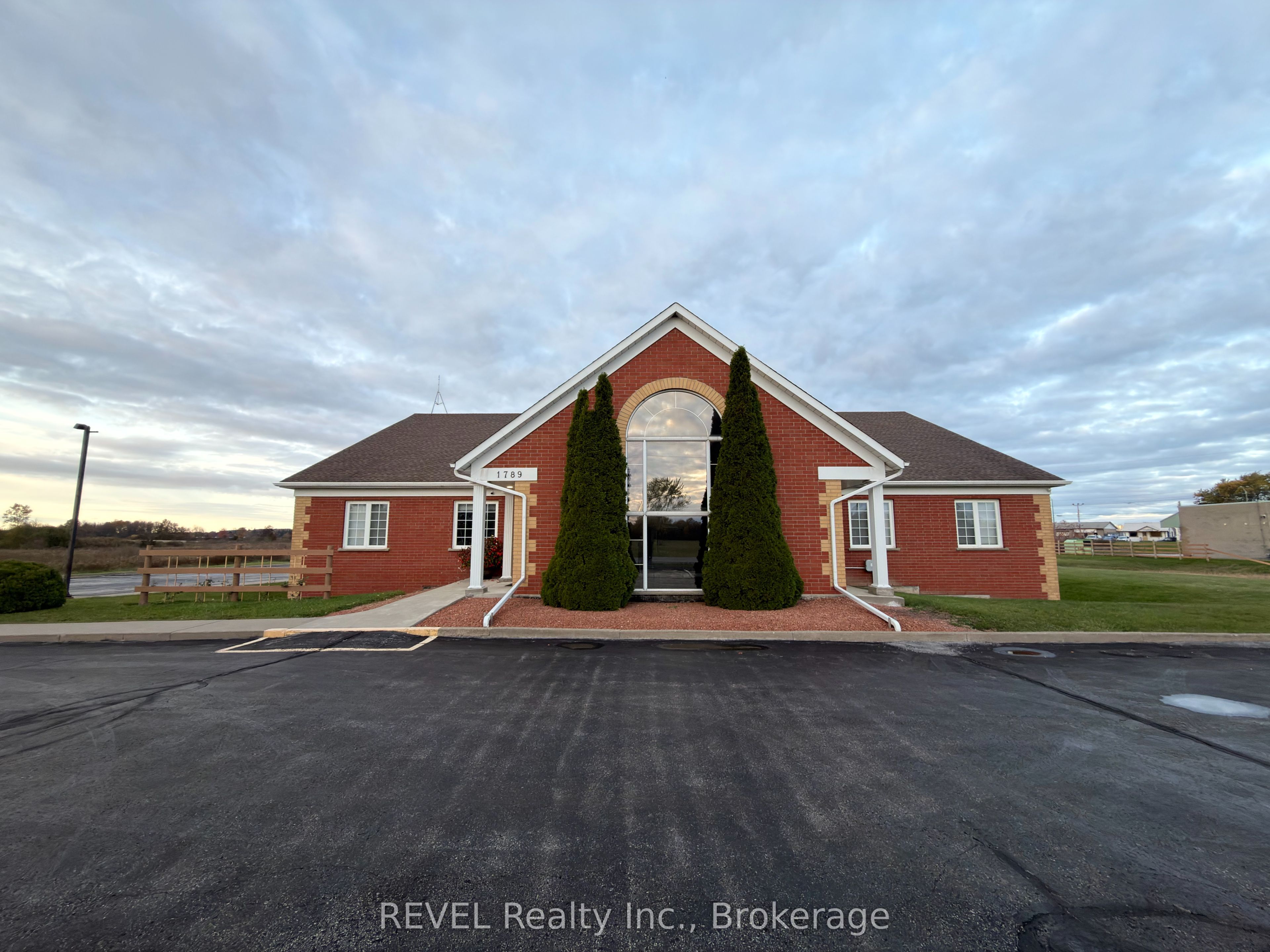 1759 Merrittville Hwy Property Photo 1