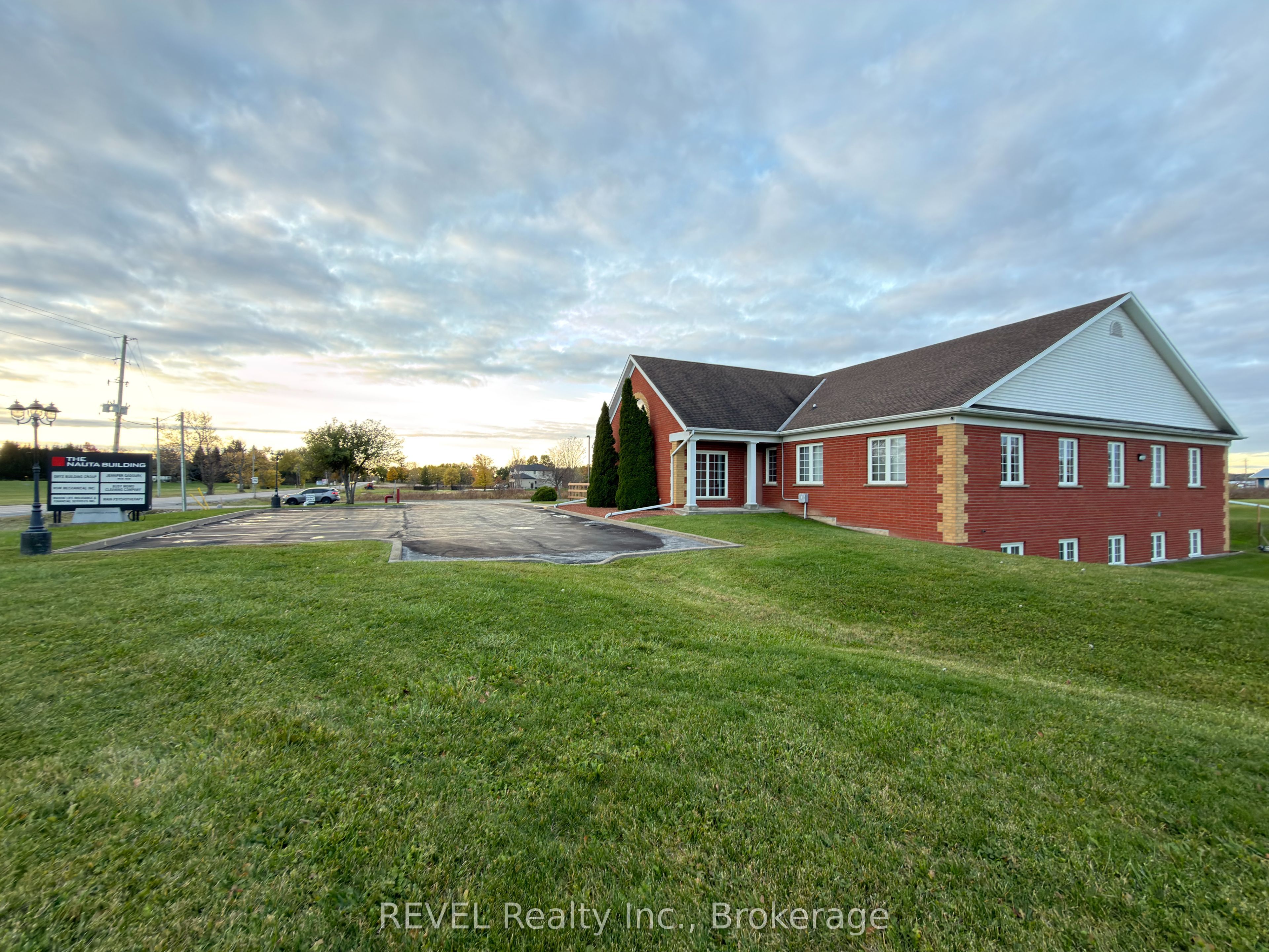 1759 Merrittville Hwy Property Photo 3