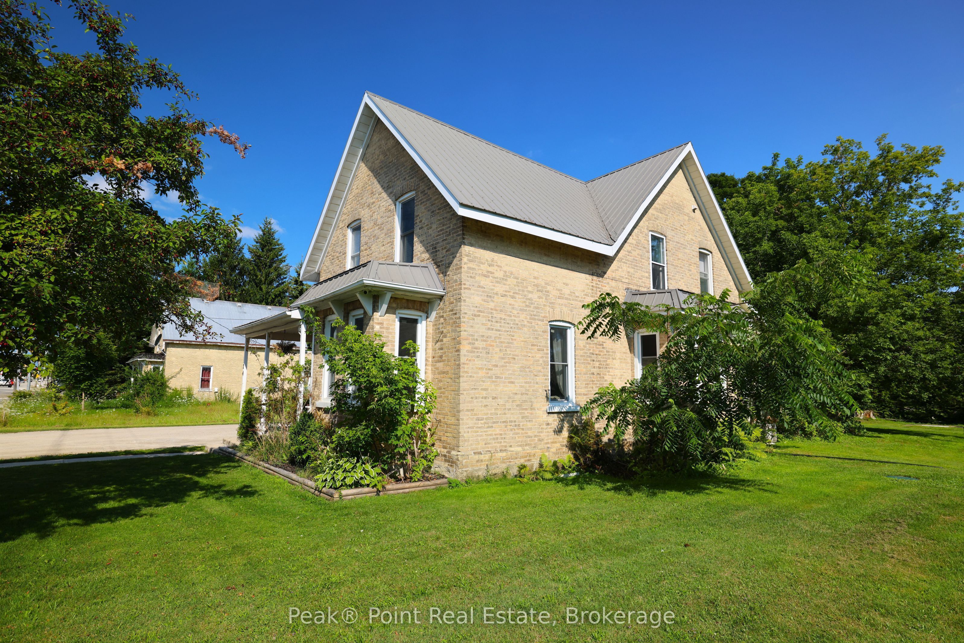 24 Queen Street E Property Photo 1