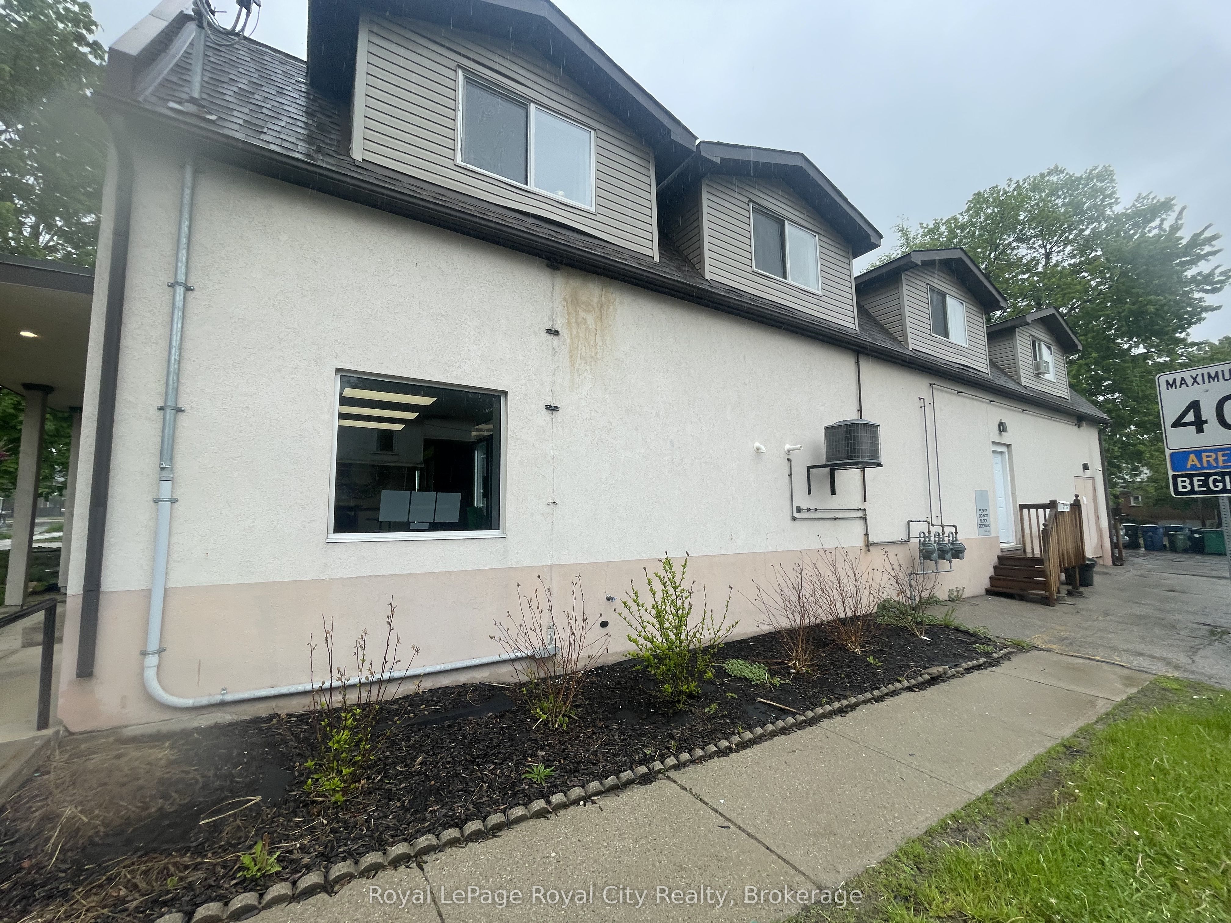 563 Woolwich Street Property Photo 3