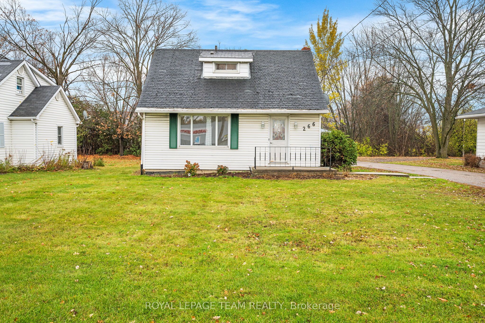 266 Daniel St S Property Photo 2