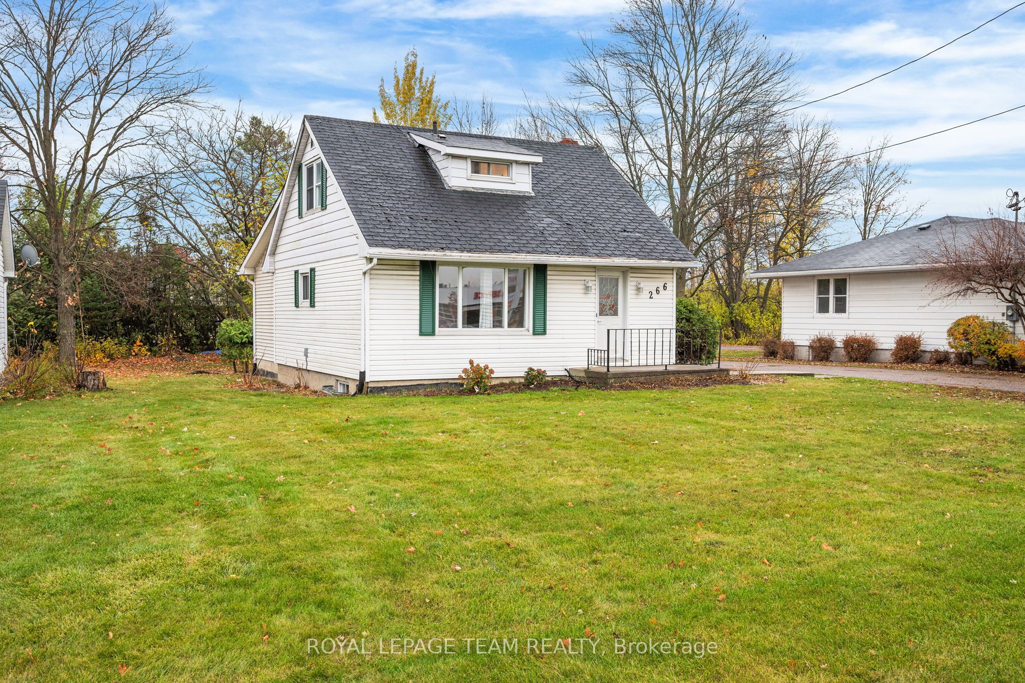 266 Daniel St S Property Photo 3