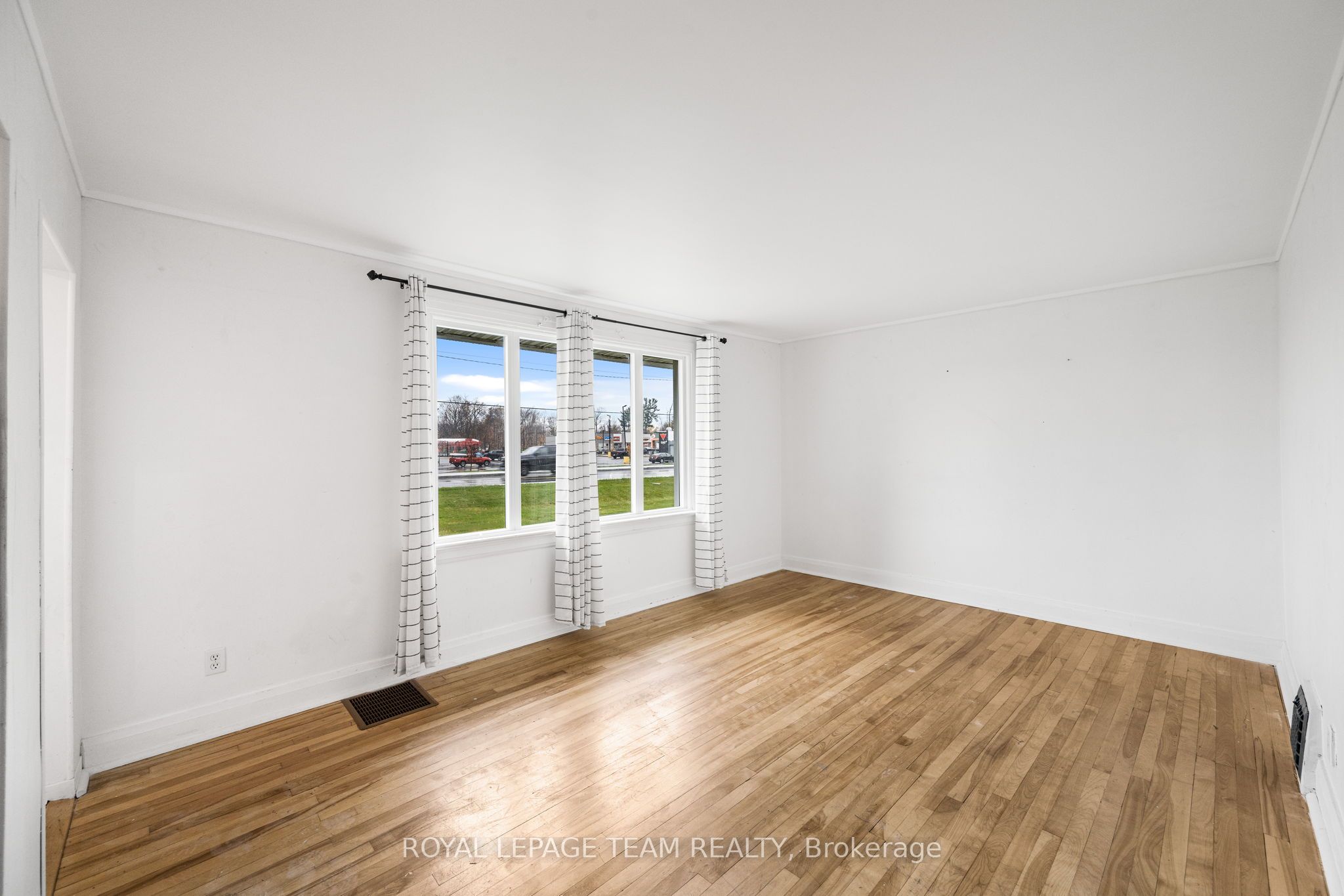 266 Daniel St S Property Photo 7