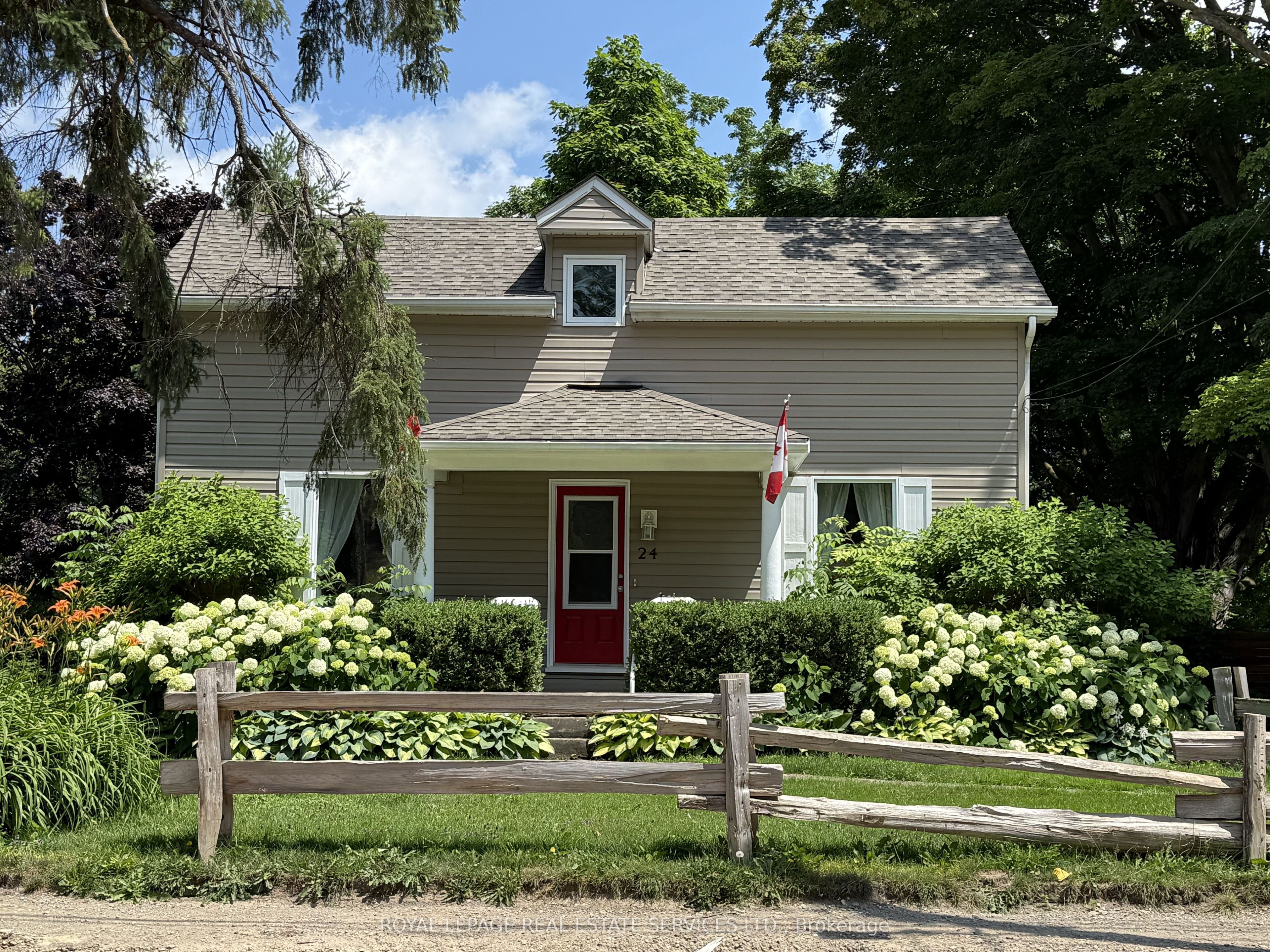 24 Louisa Street W Property Photo 1