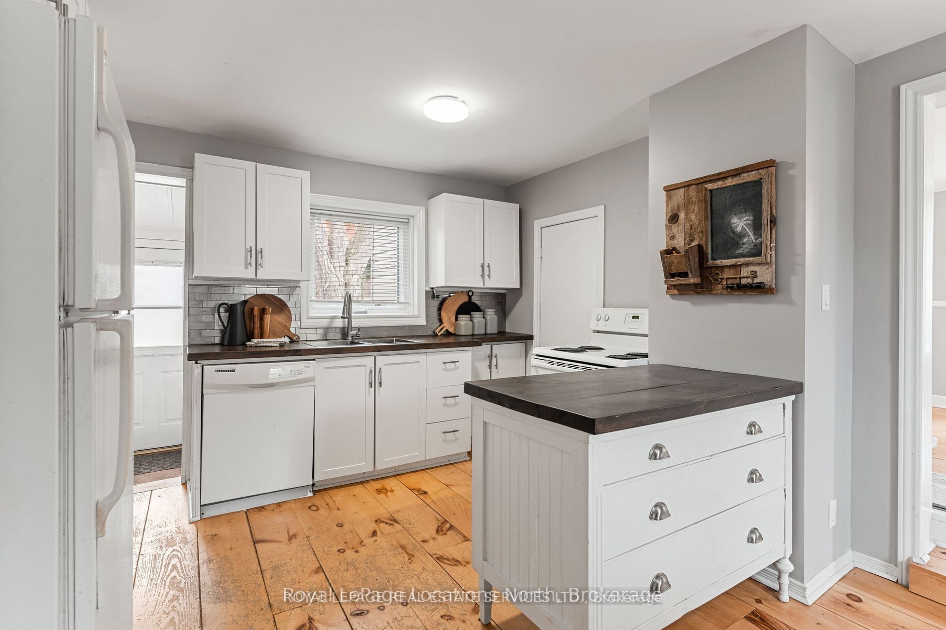 24 Louisa Street W Property Photo 6