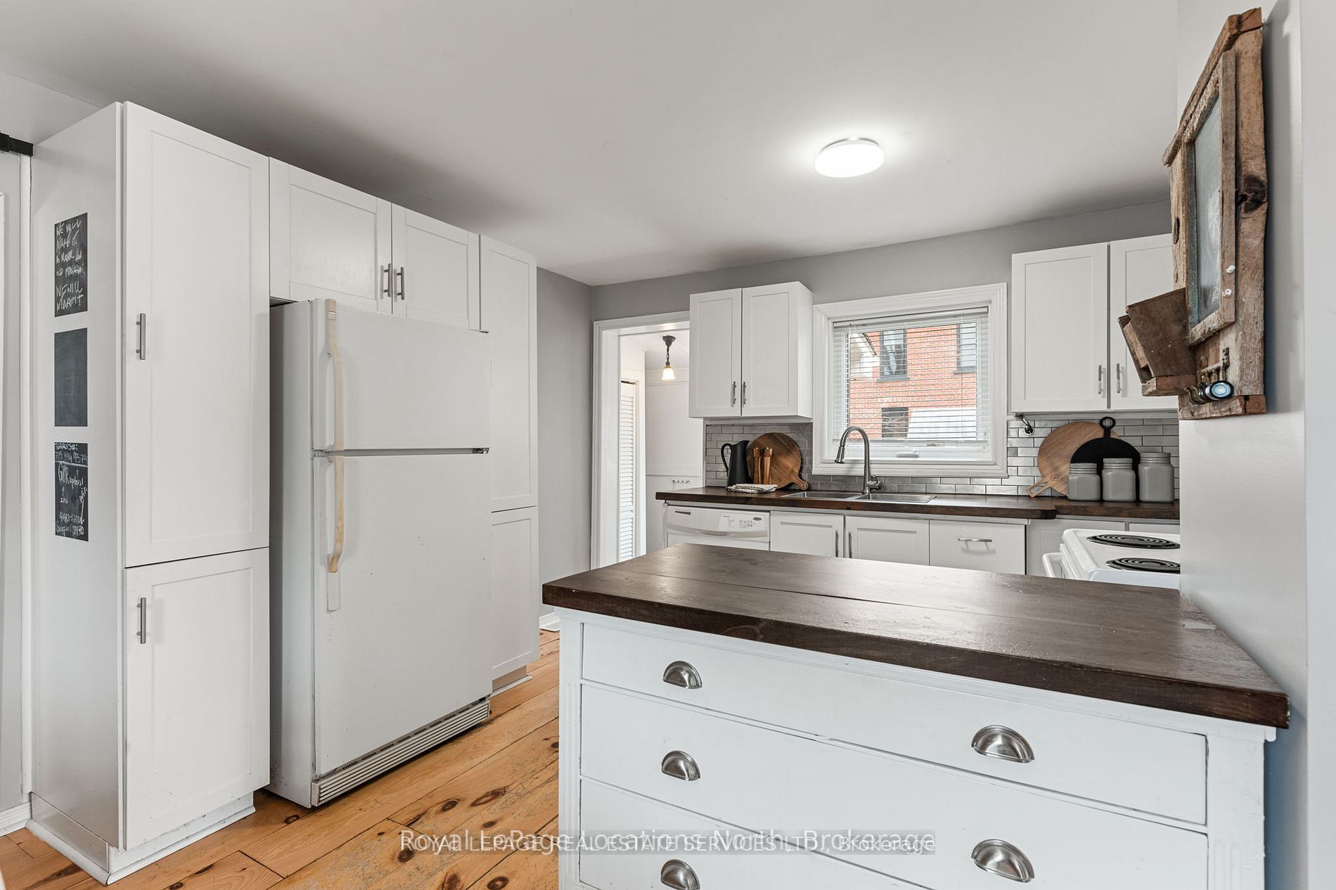 24 Louisa Street W Property Photo 7