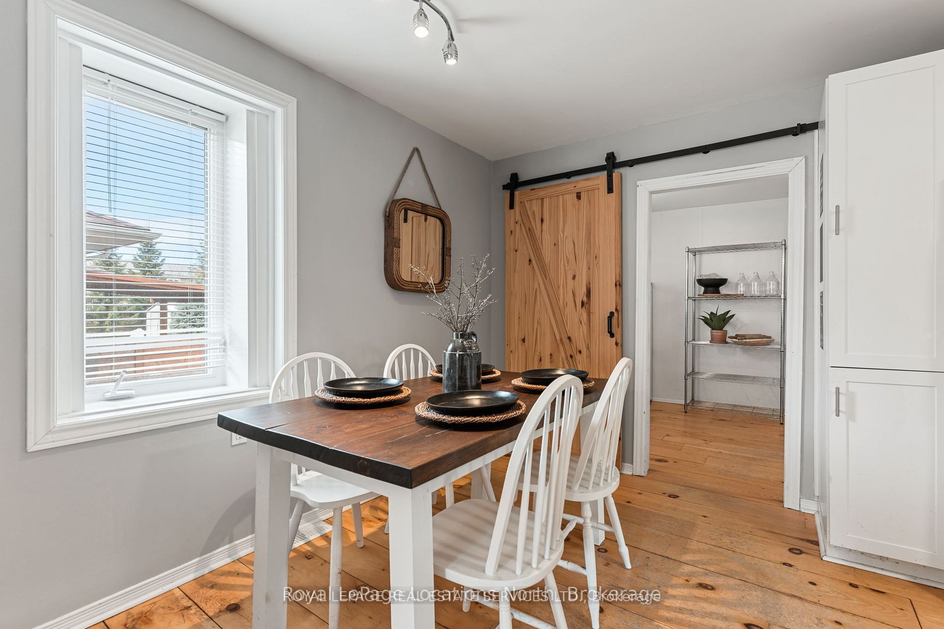 24 Louisa Street W Property Photo 8