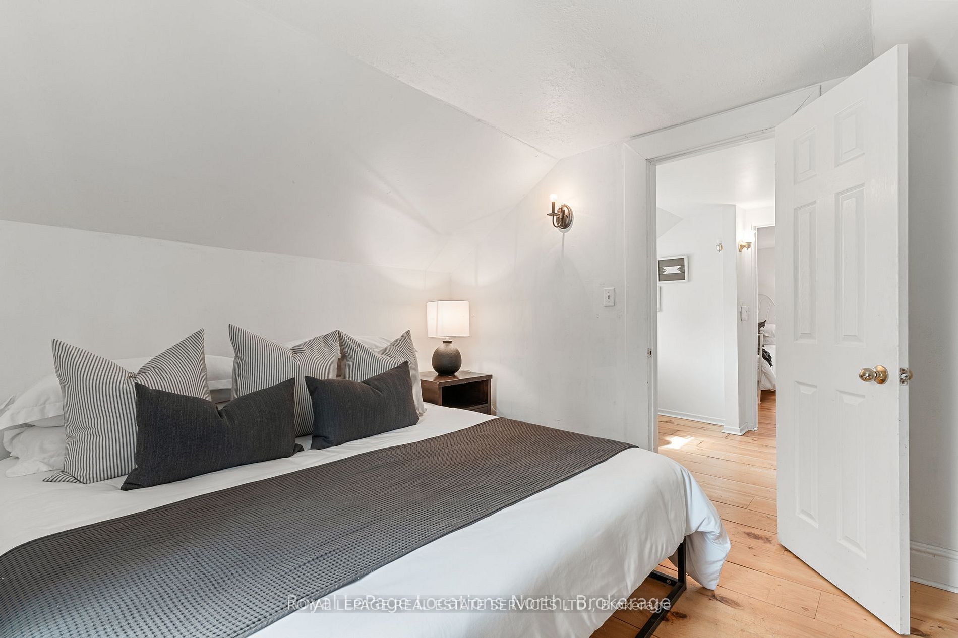 24 Louisa Street W Property Photo 12