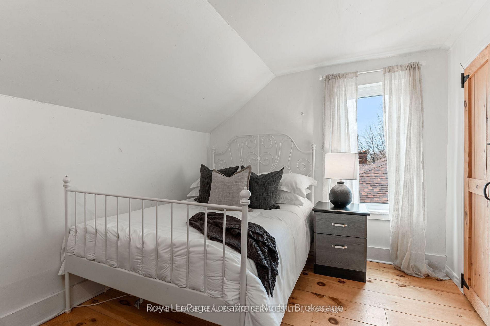 24 Louisa Street W Property Photo 13