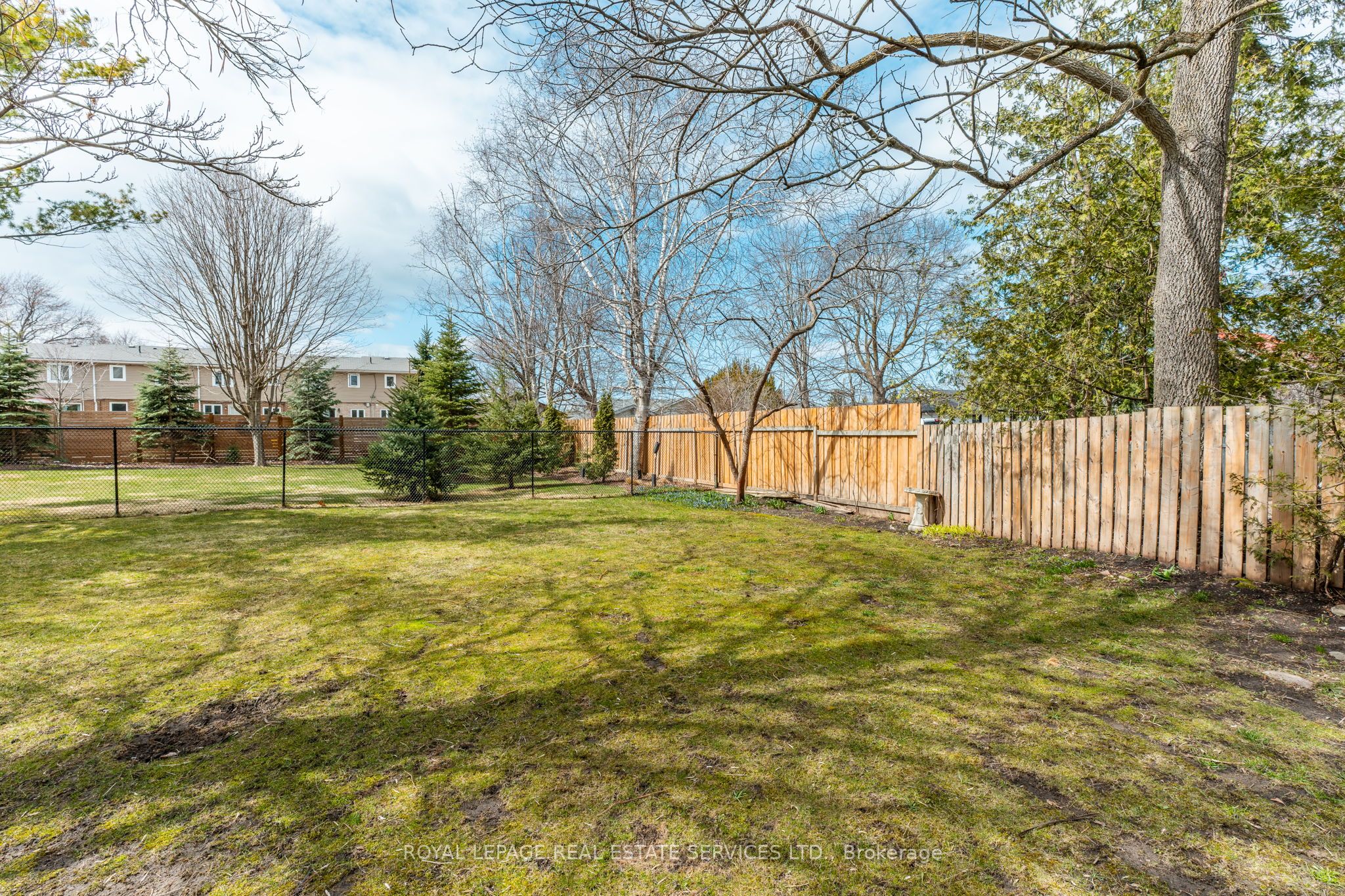 24 Louisa Street W Property Photo 16