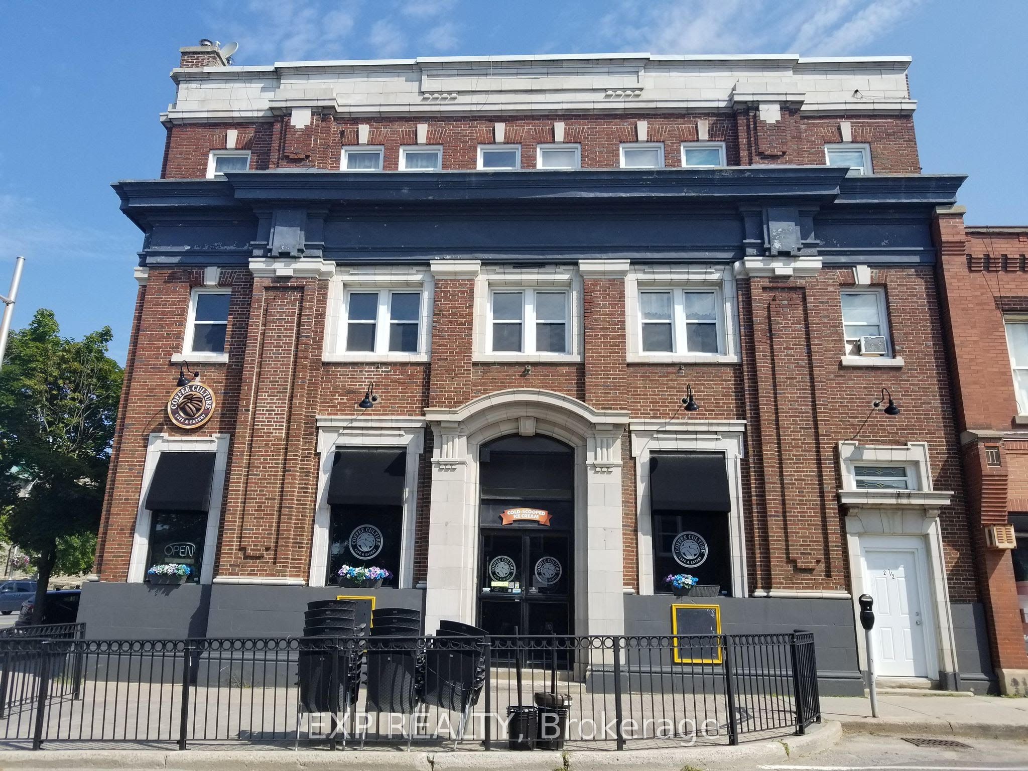 2 Russell St E Property Photo 1