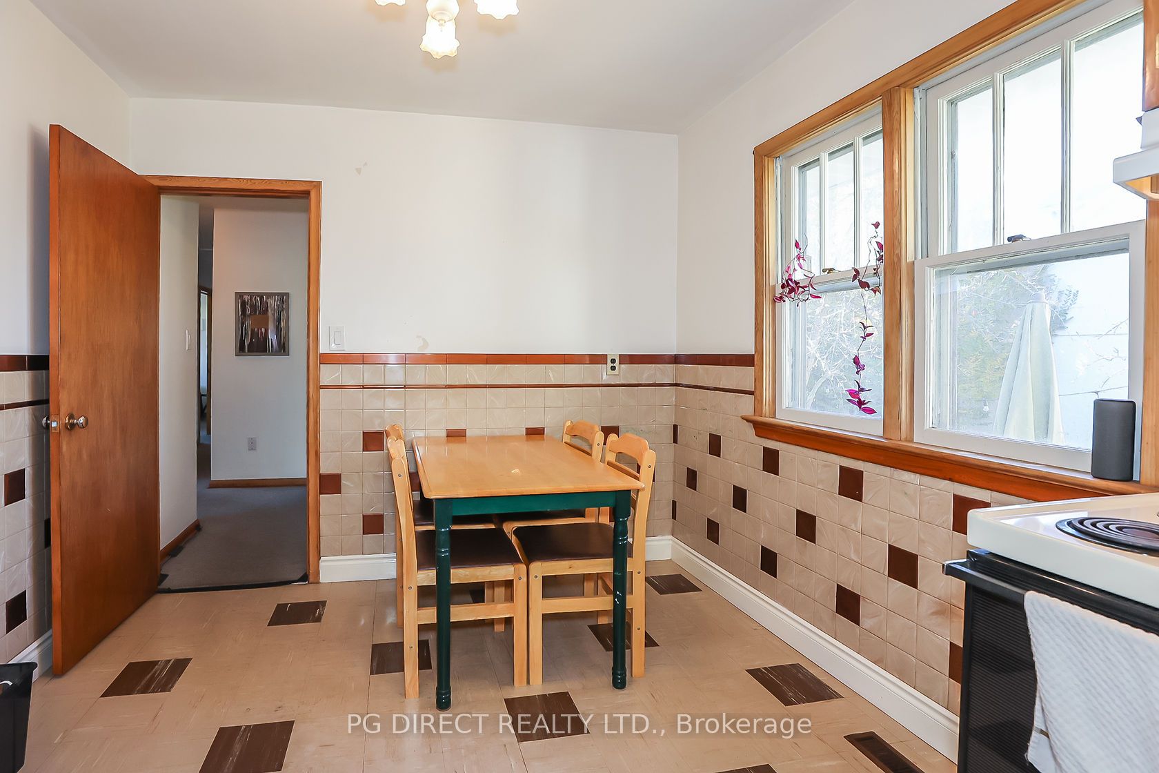 557 Mississagua Street Property Photo 3