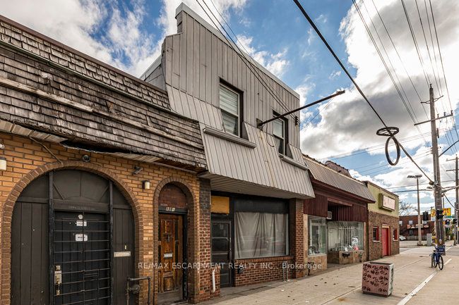 196 Kenilworth Ave N Property Photo 1