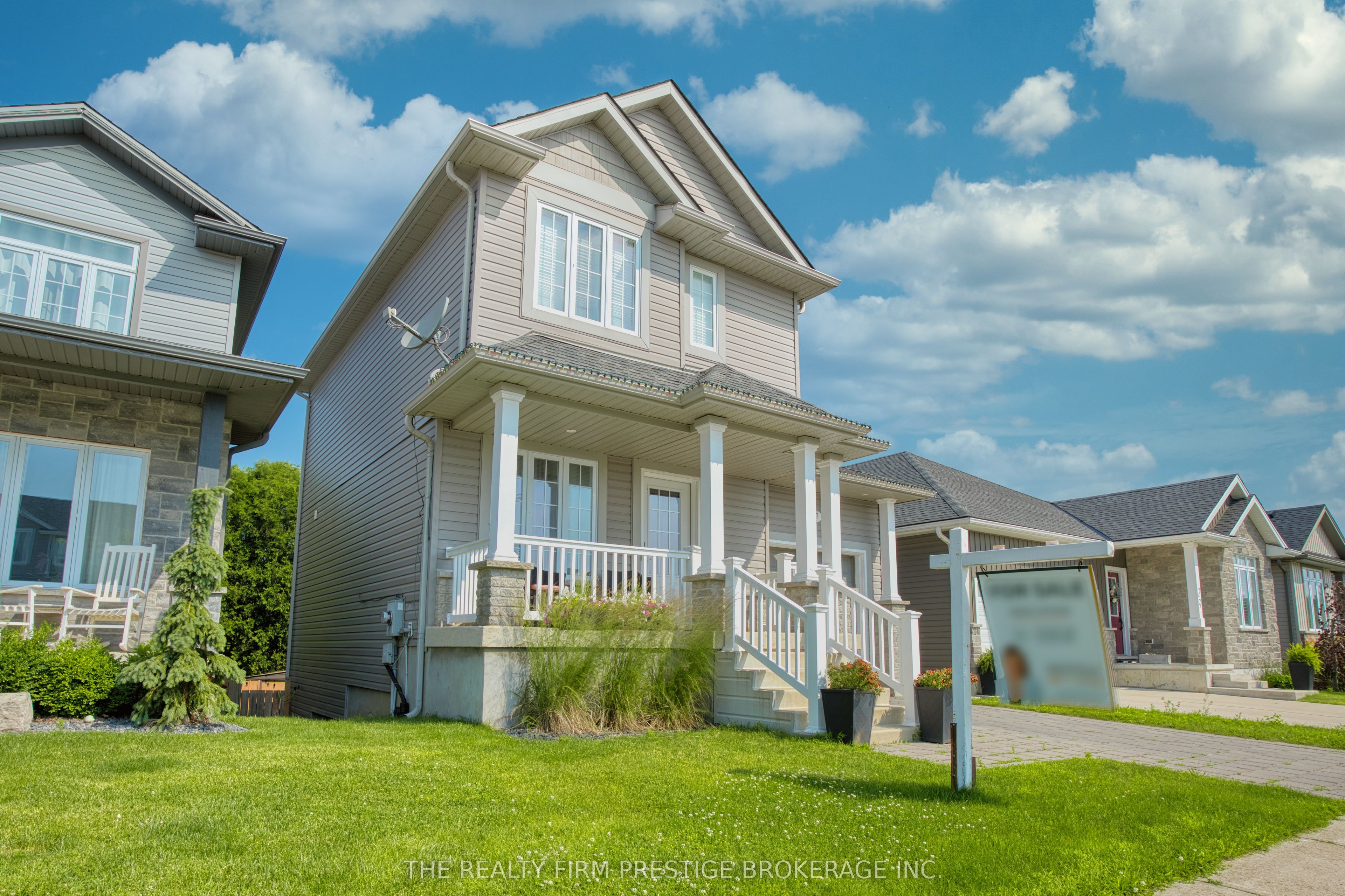 27 Willis Ave Property Photo 1