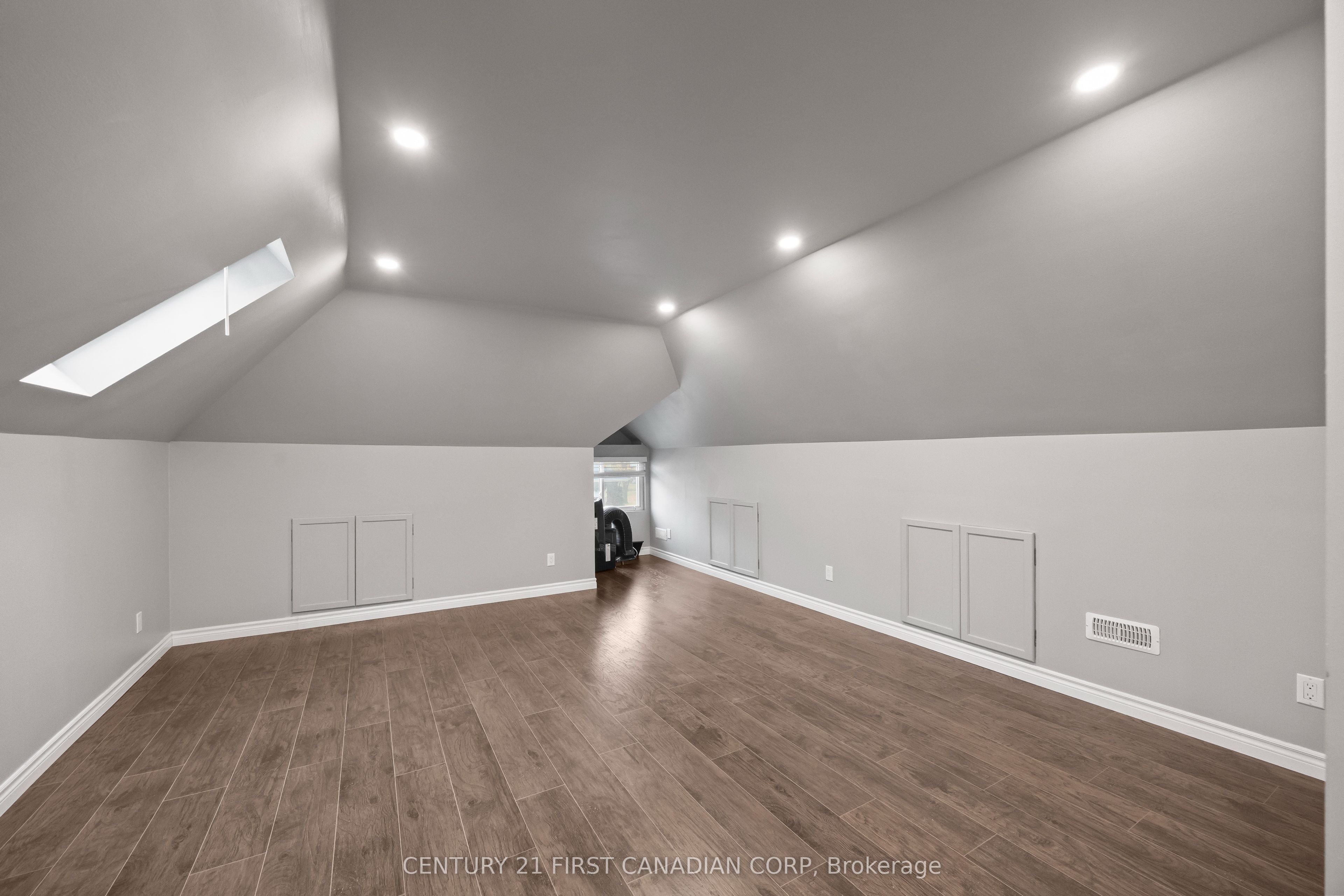 92 Hincks Street 2 Property Photo 17