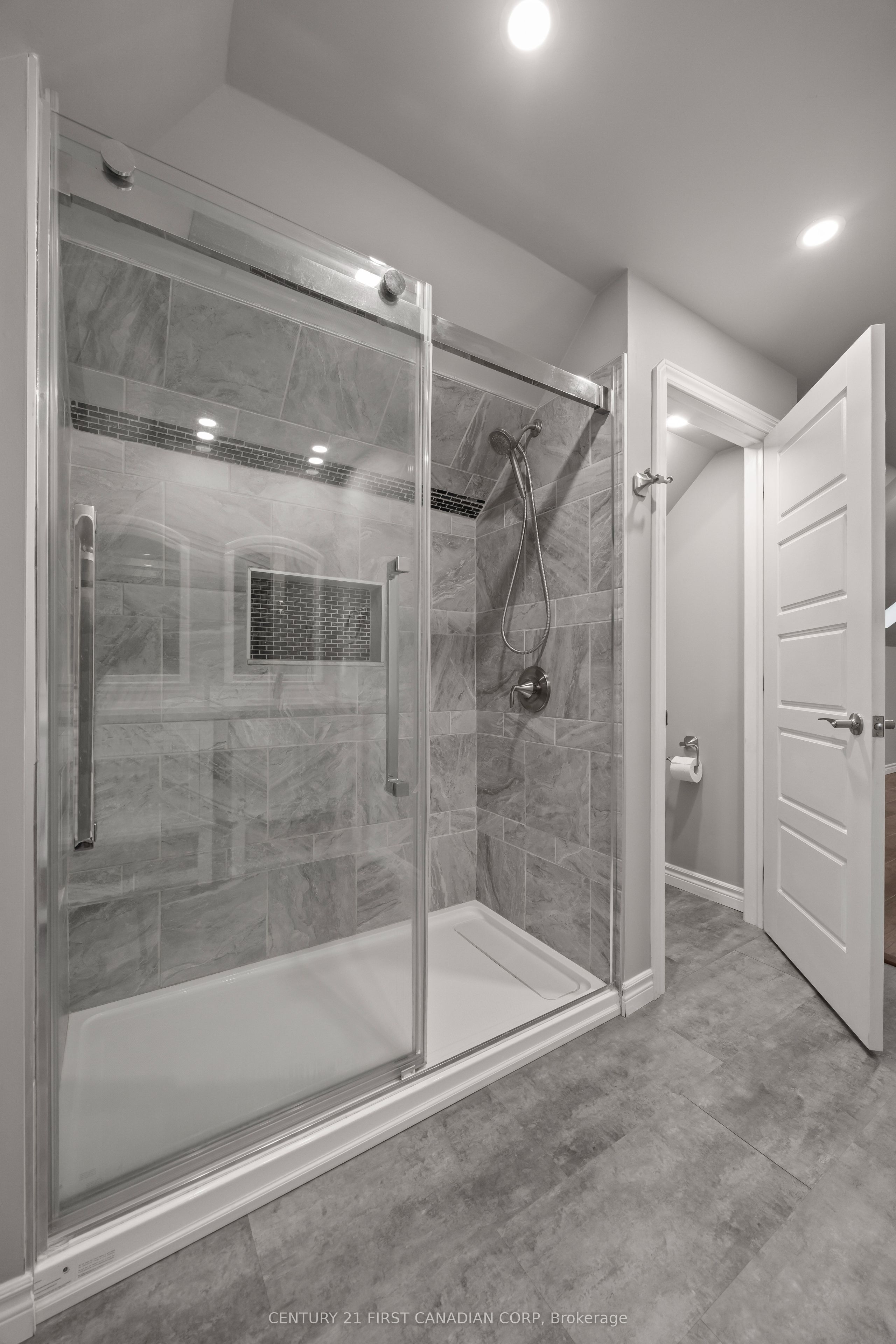 92 Hincks Street 2 Property Photo 24