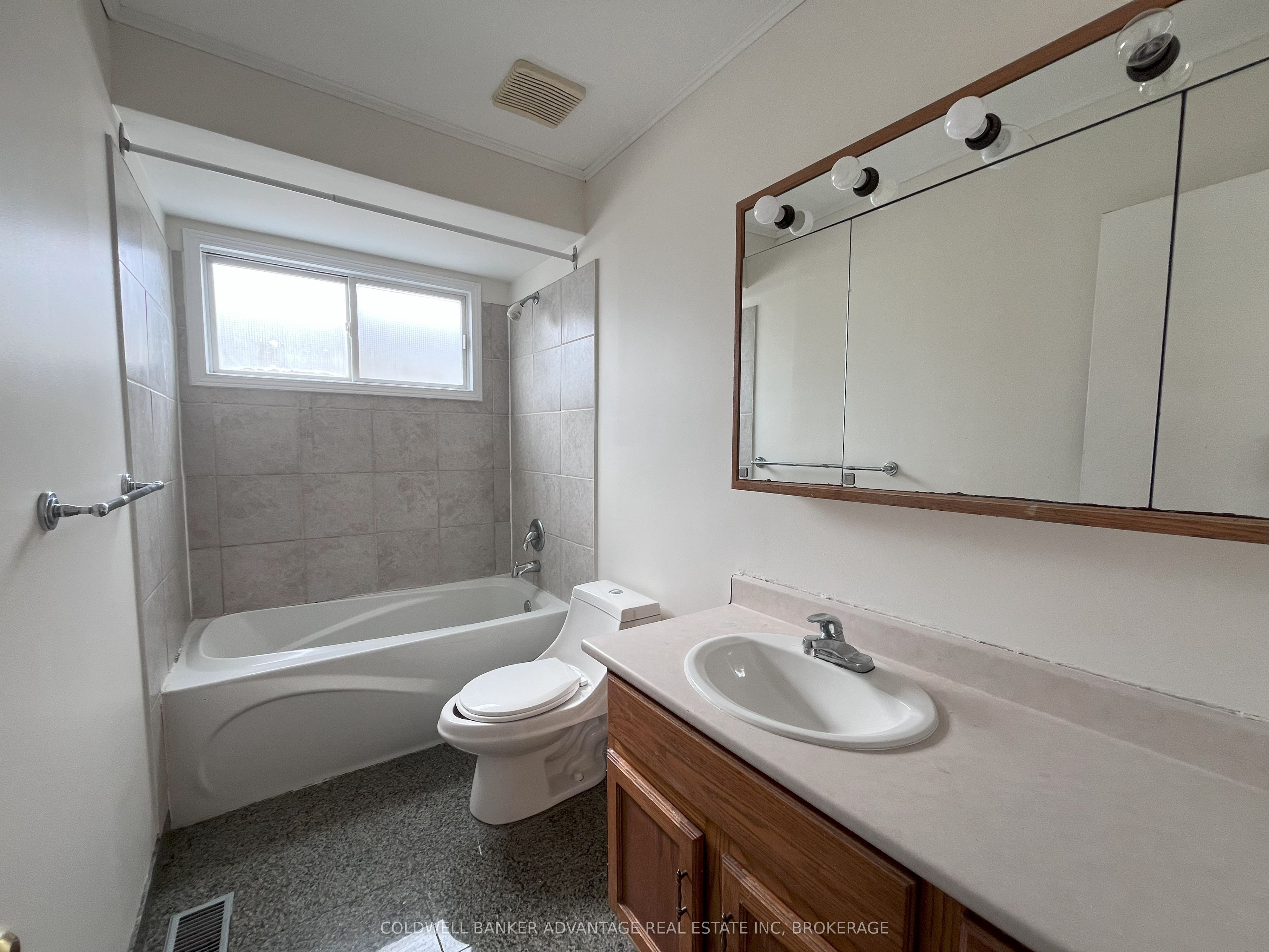 86 Commercial Street Property Photo 9