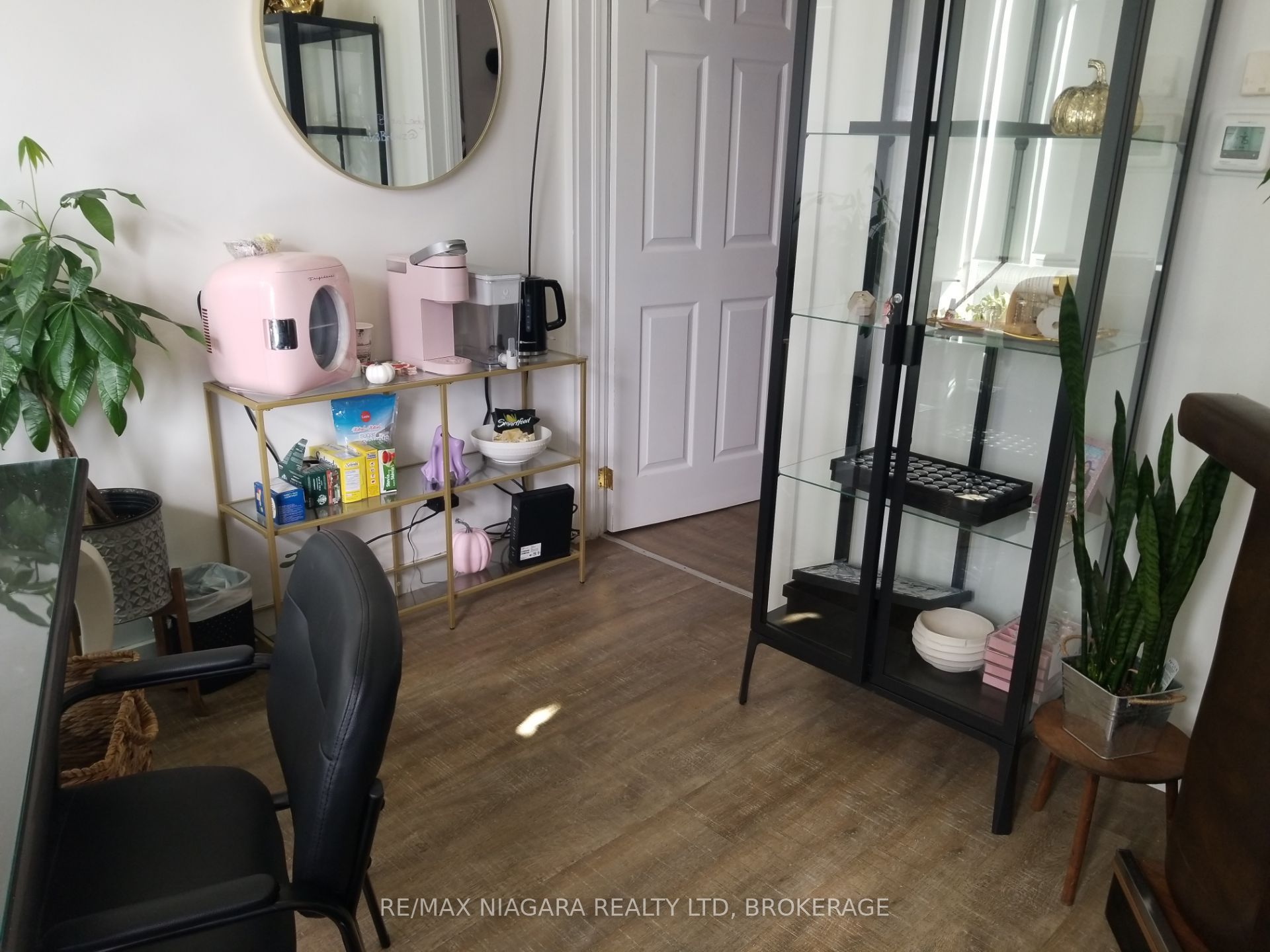 210 Jarvis St Property Photo 5