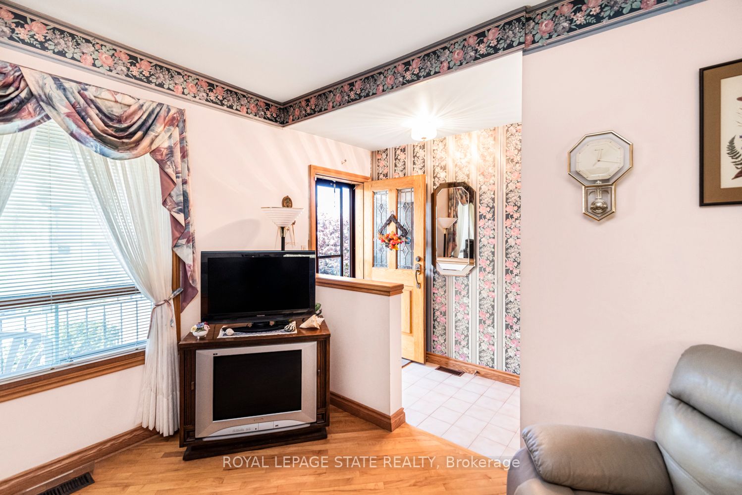 538 Hughson St N Property Photo 6