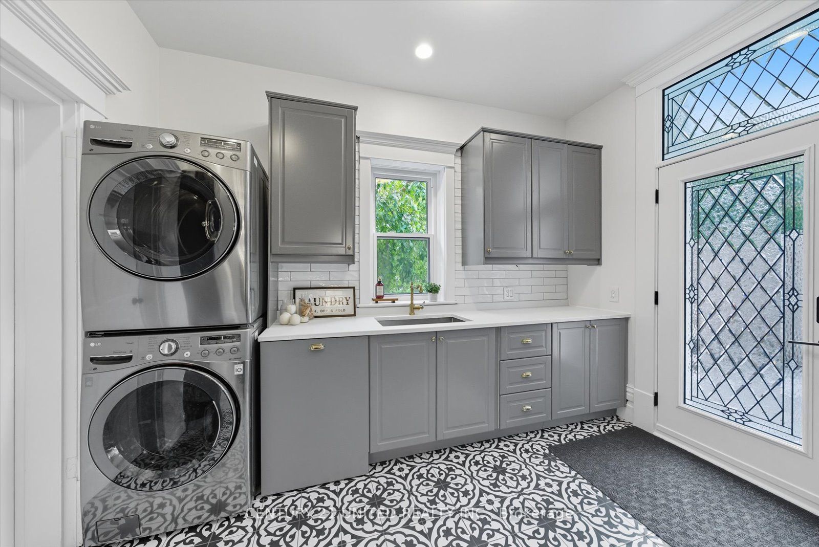 559 Downie St Property Photo 17