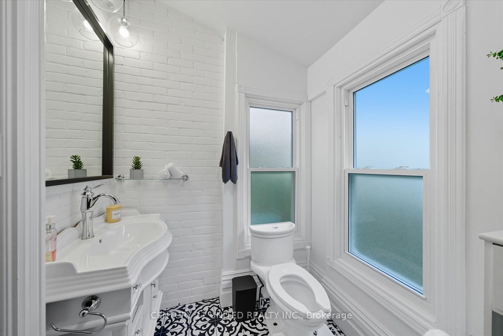 559 Downie St Property Photo 18