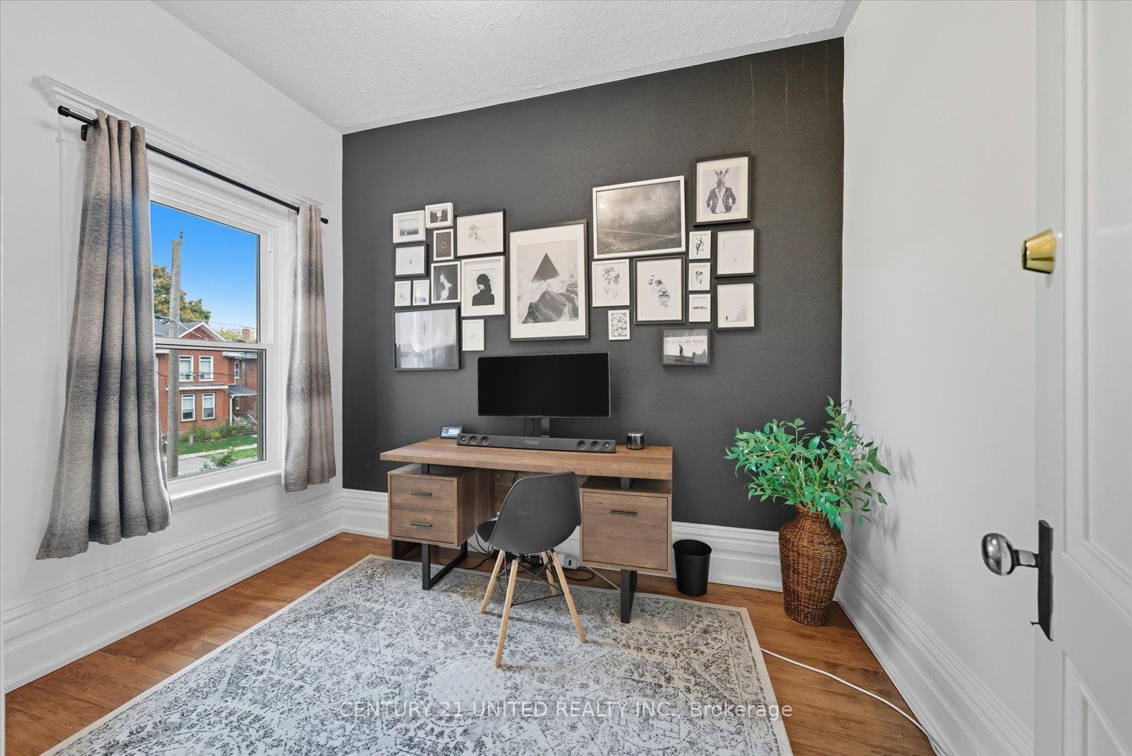 559 Downie St Property Photo 33