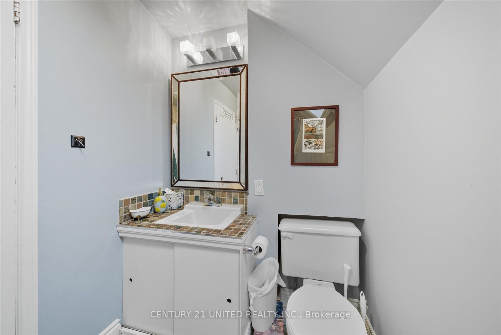 559 Downie St Property Photo 38