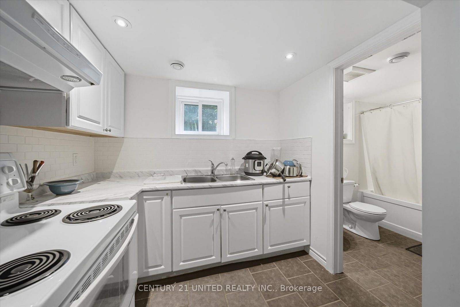 559 Downie St Property Photo 40