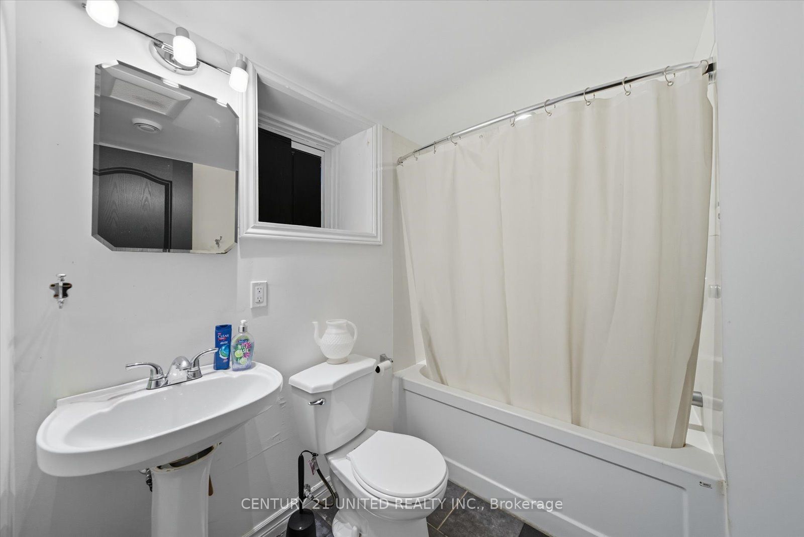 559 Downie St Property Photo 42