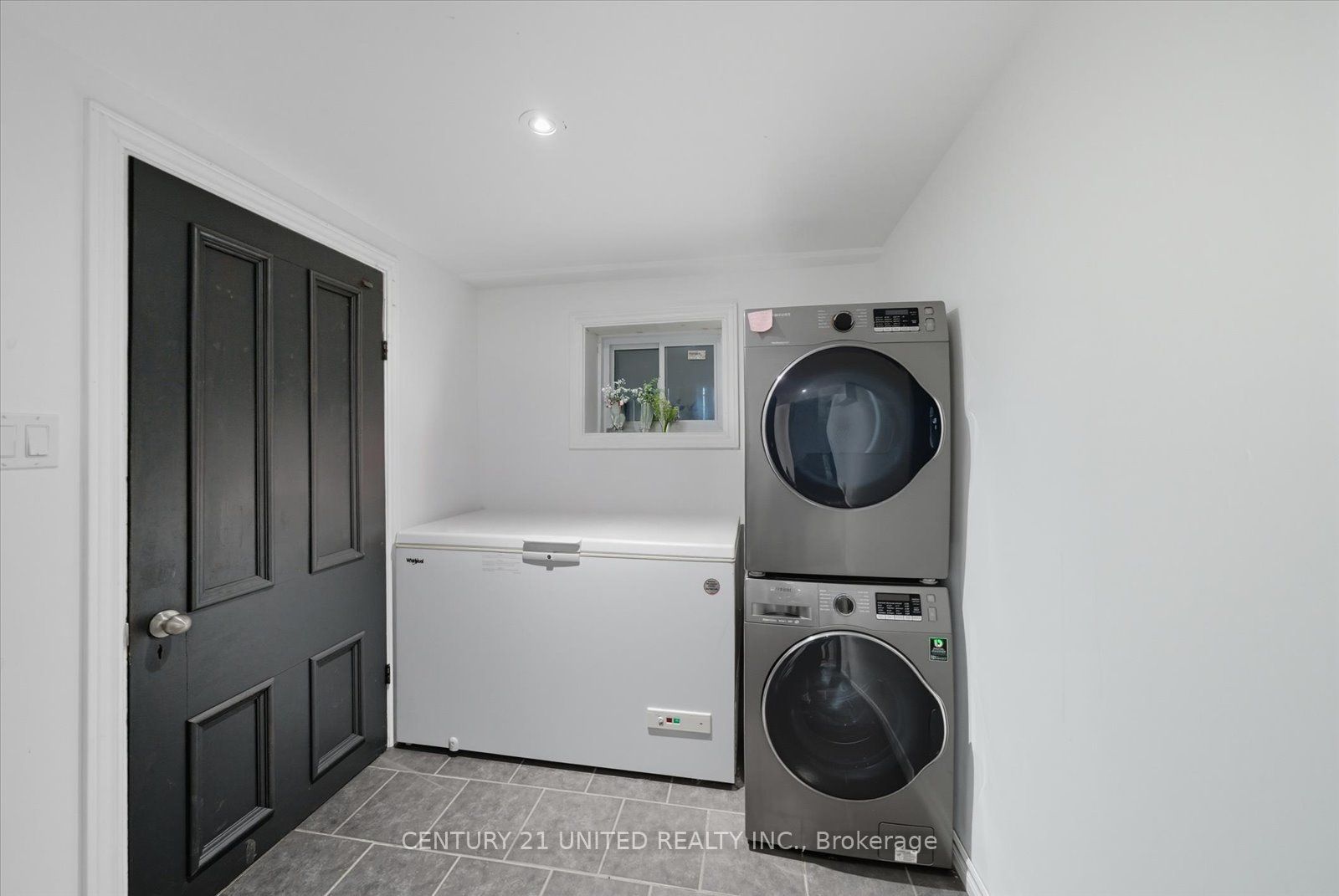 559 Downie St Property Photo 43