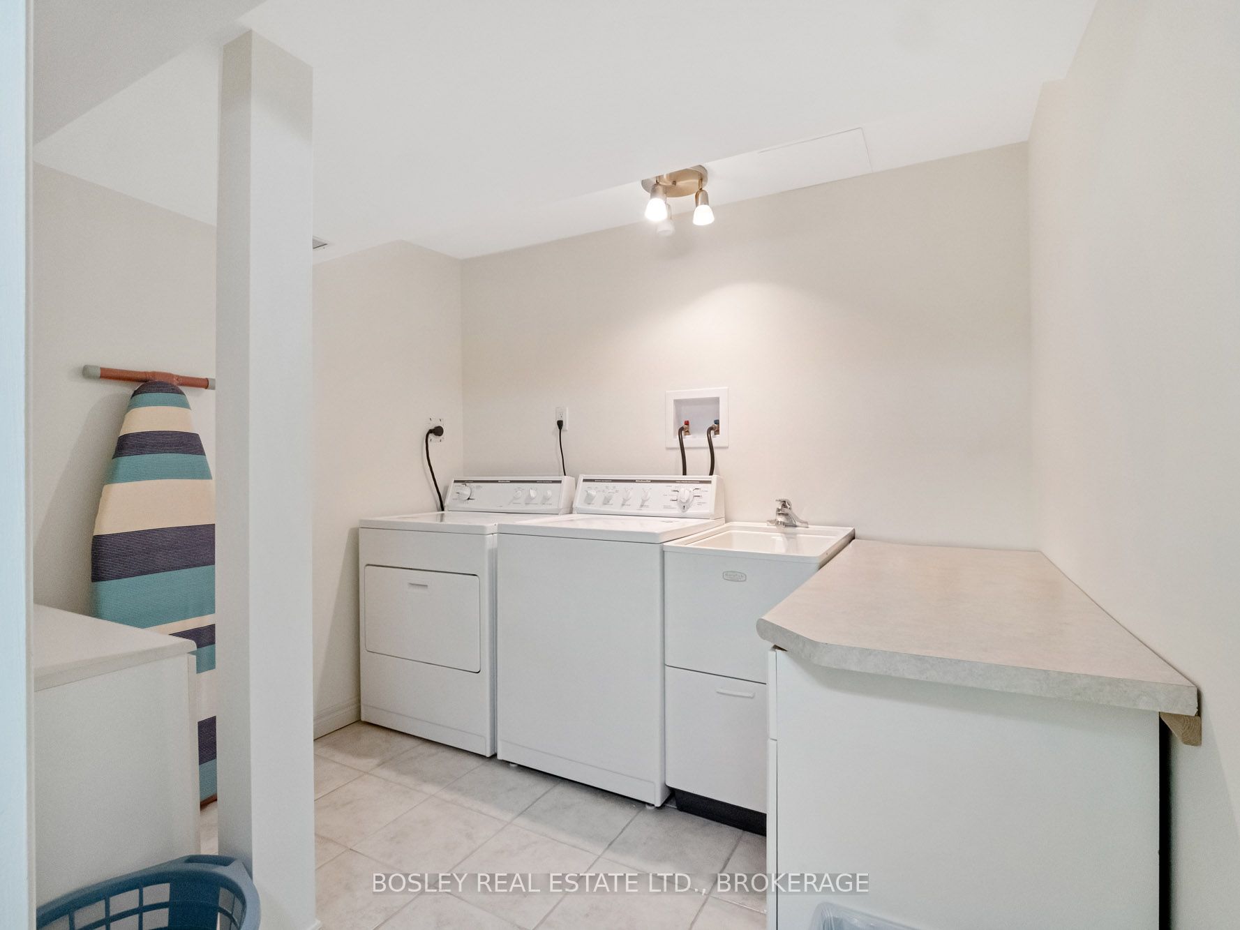 575 Simcoe St Property Photo 33