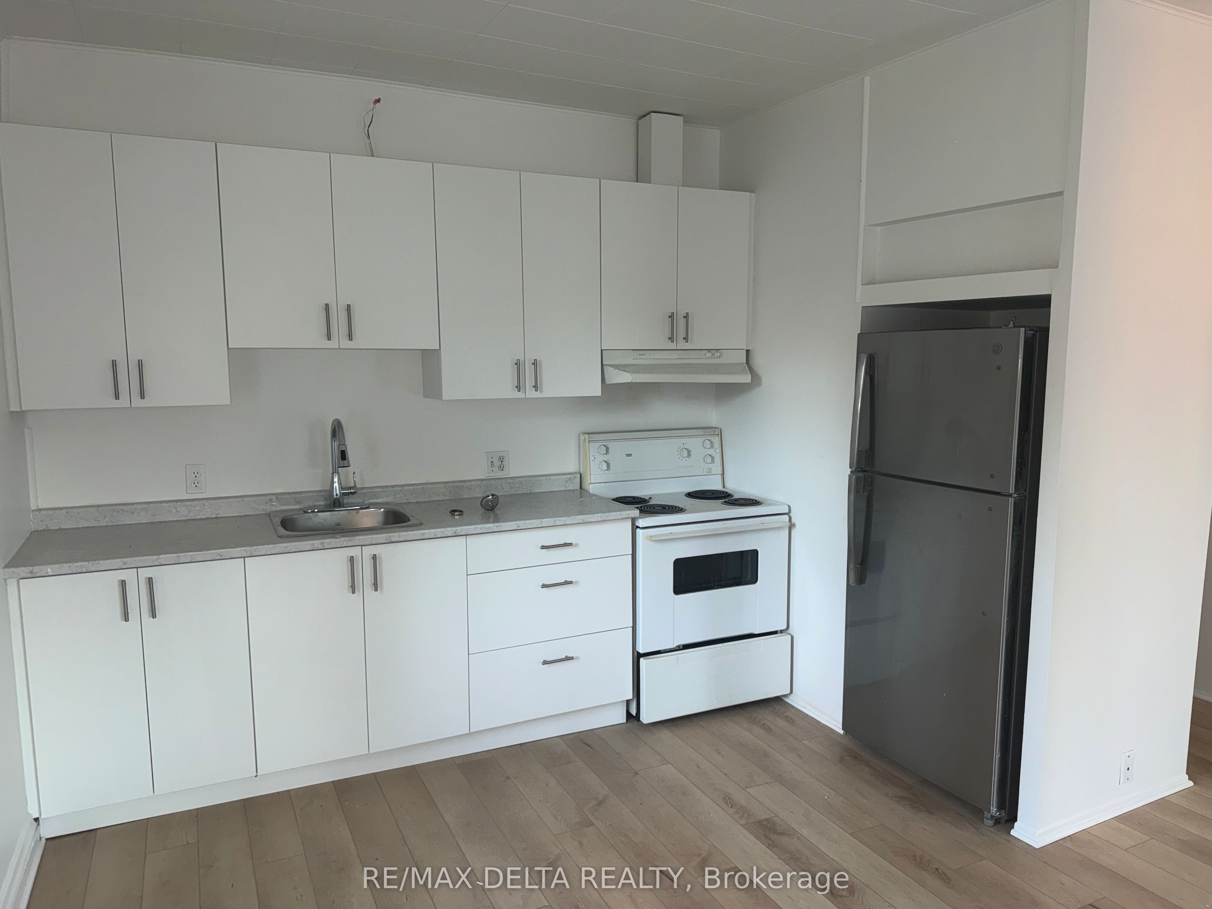 2248 Laval St Property Photo 6