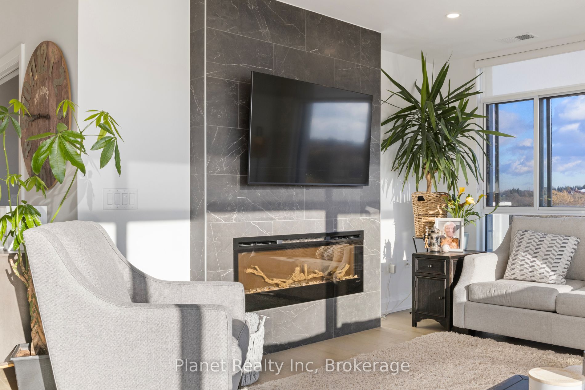 71 Wyndham Street S 604 Property Photo 6