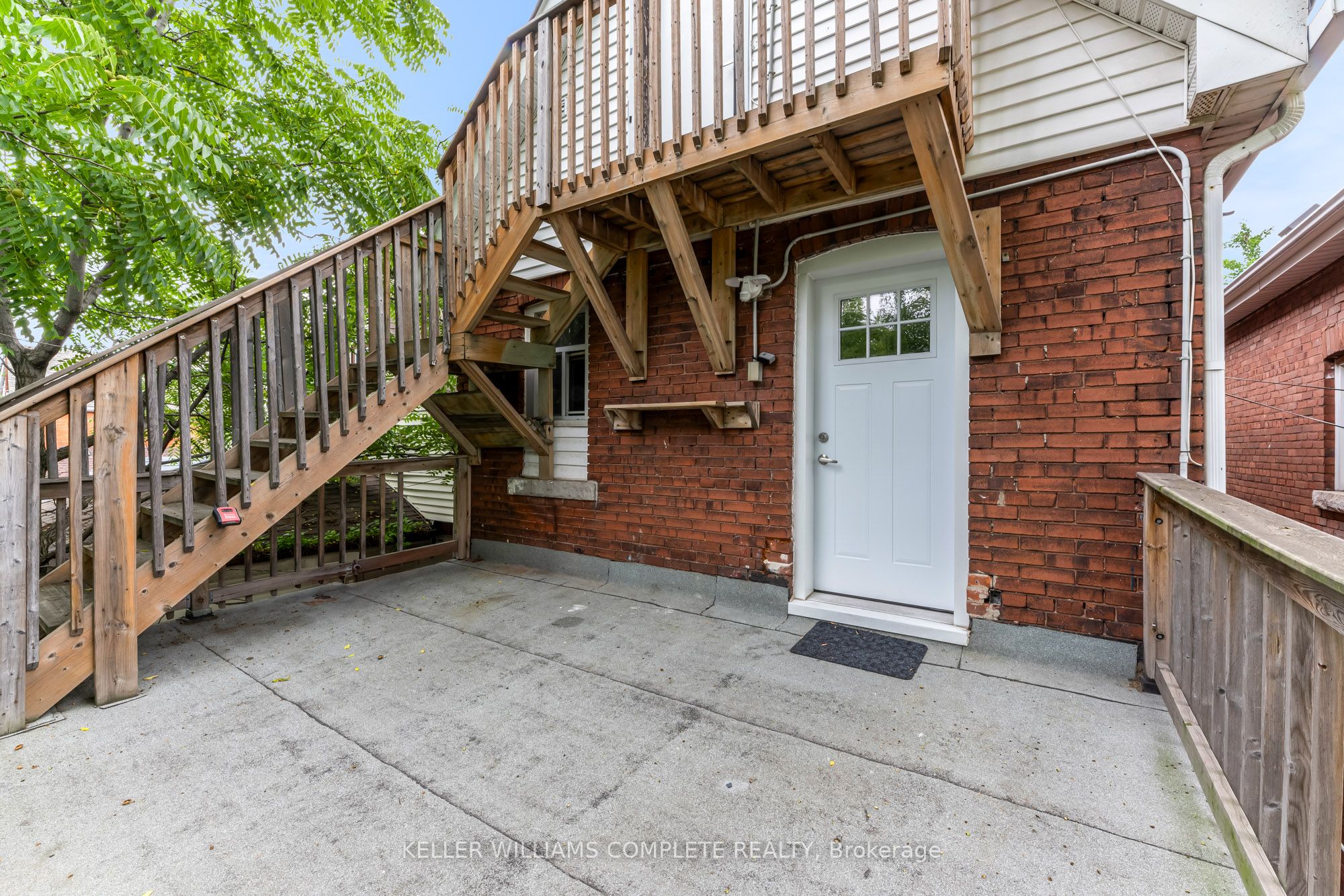 199 Balmoral Ave N Property Photo 2