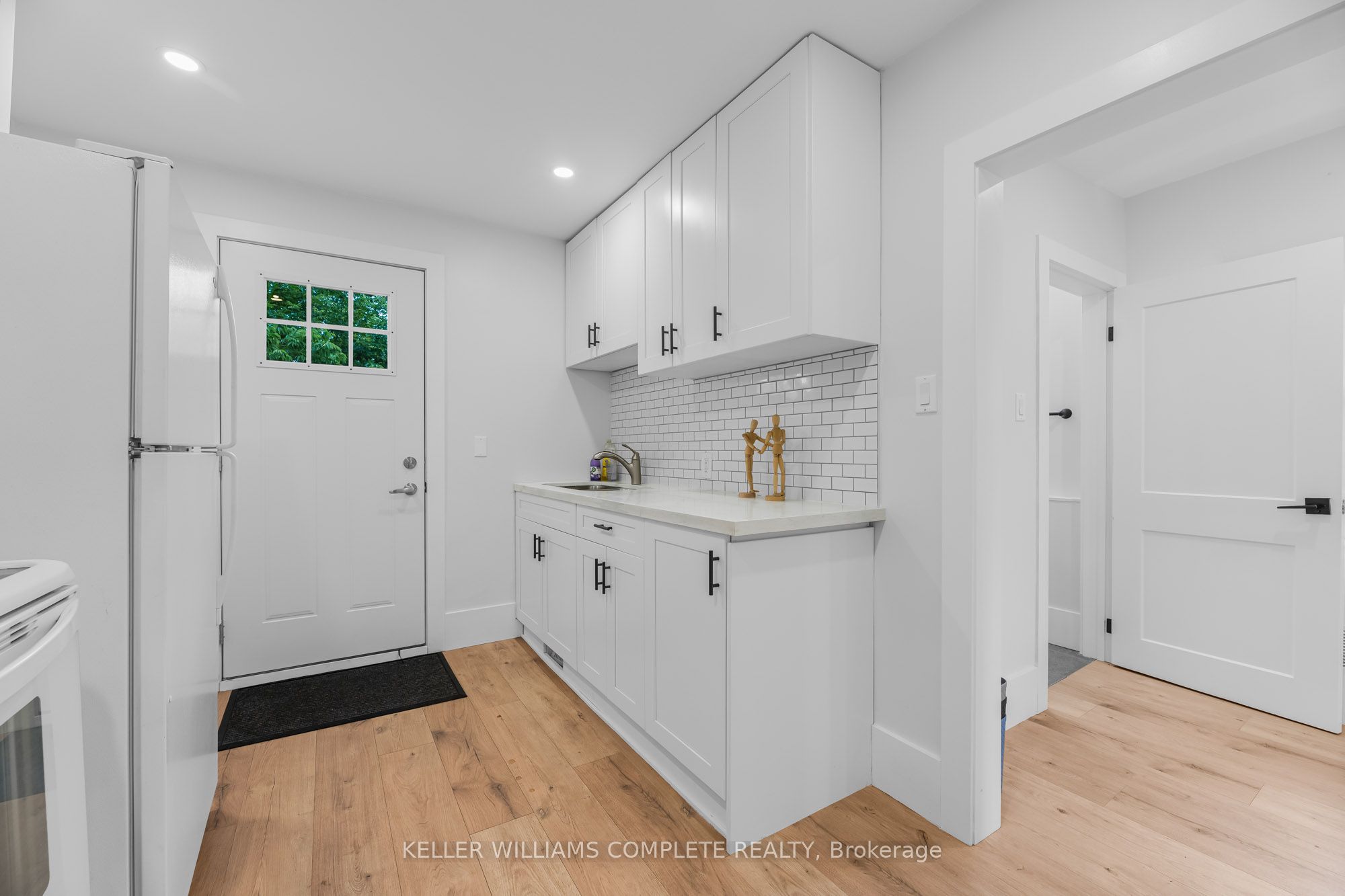 199 Balmoral Ave N Property Photo 4