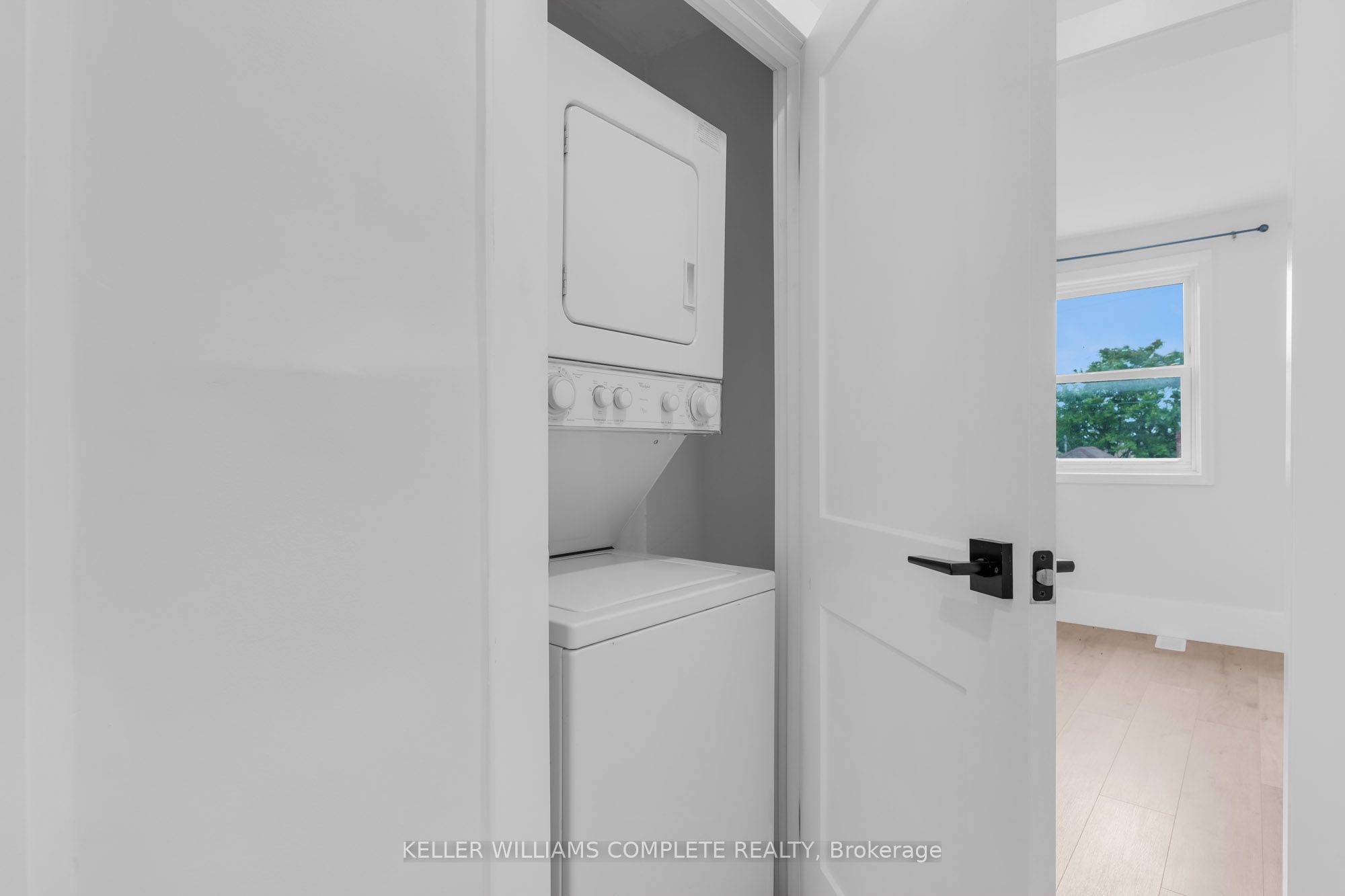 199 Balmoral Ave N Property Photo 8