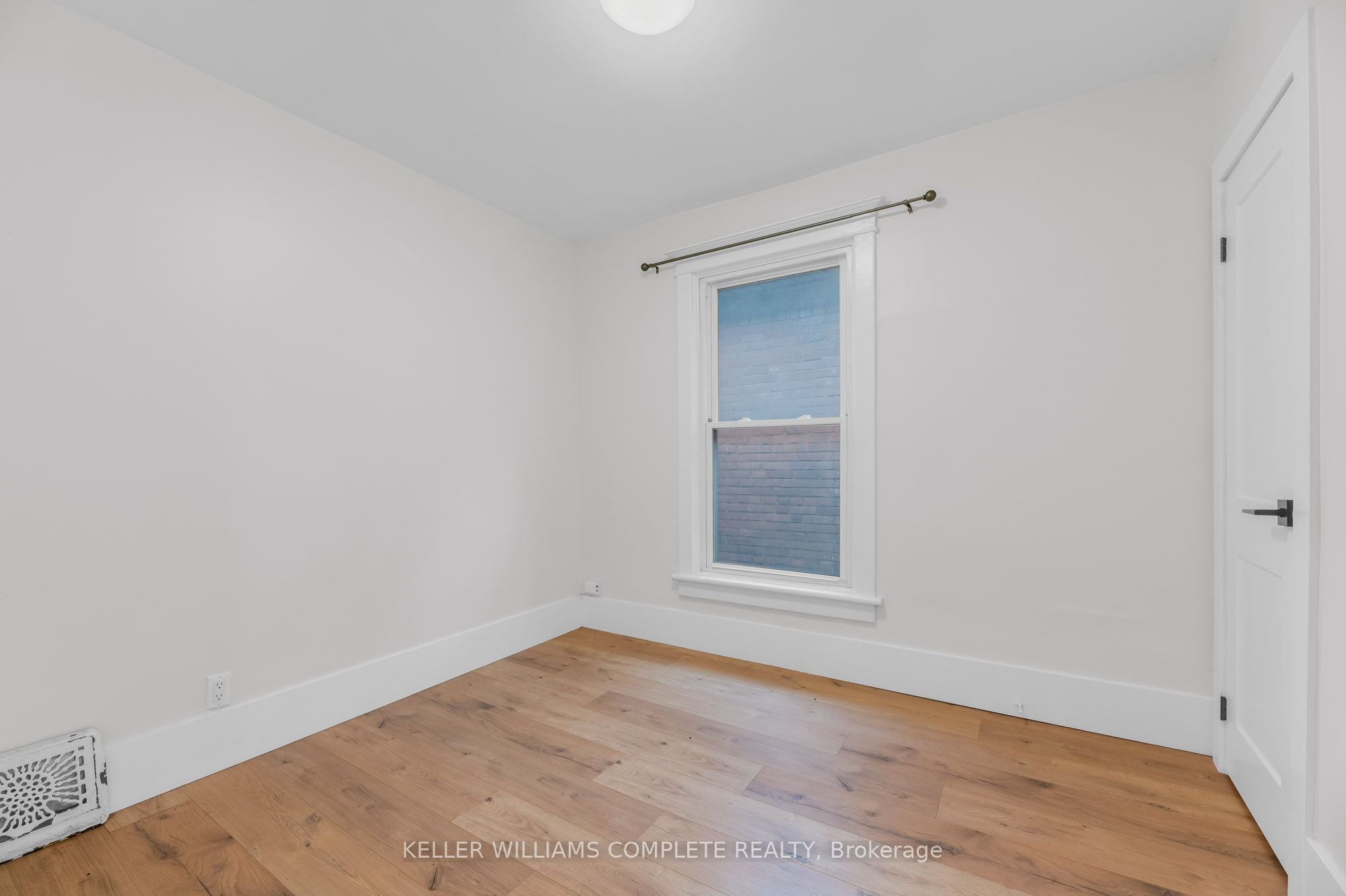 199 Balmoral Ave N Property Photo 12