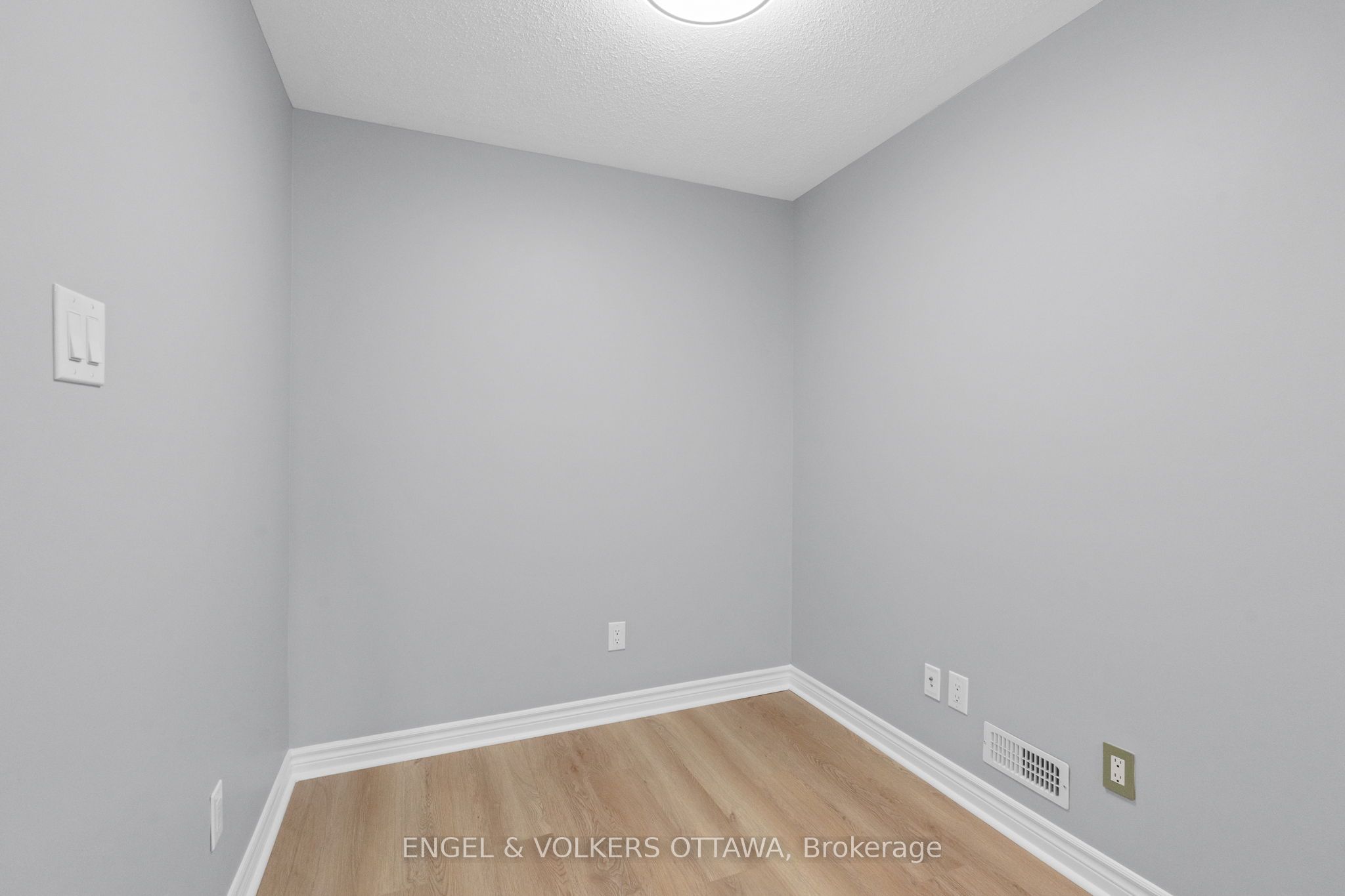 261 Titanium Priv Property Photo 20