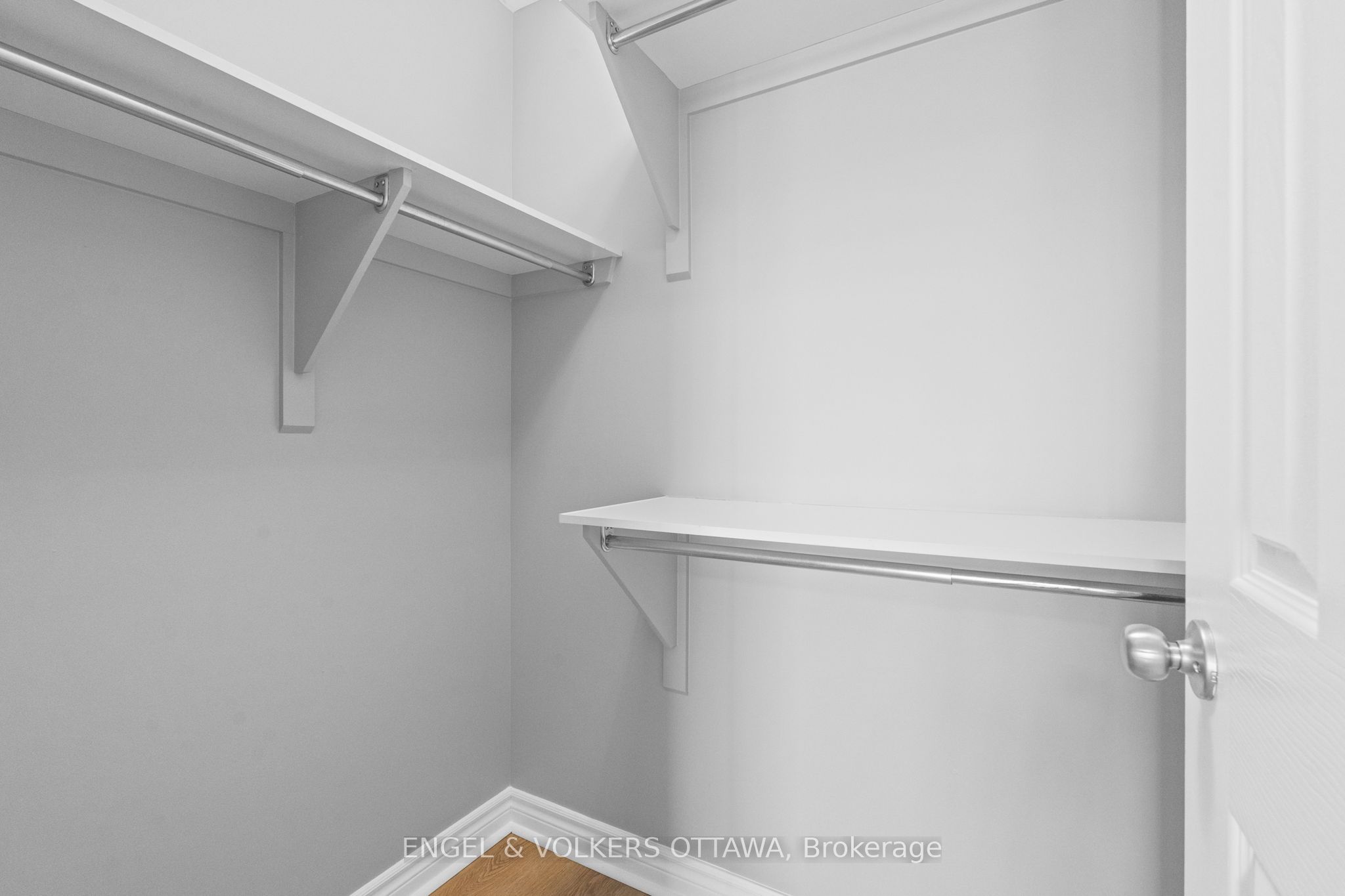 261 Titanium Priv Property Photo 27