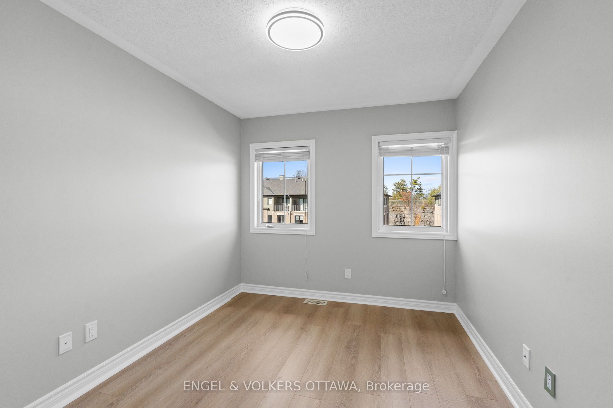 261 Titanium Priv Property Photo 28