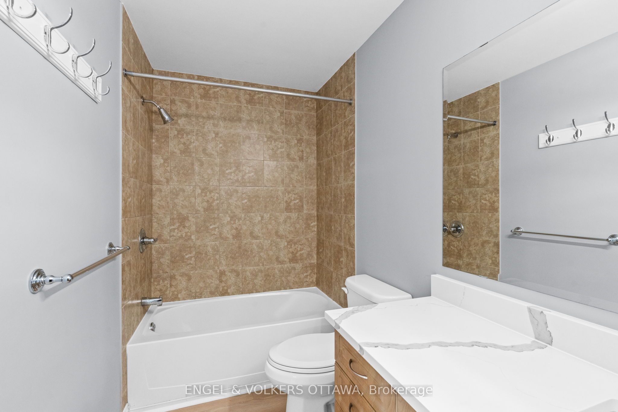 261 Titanium Priv Property Photo 32