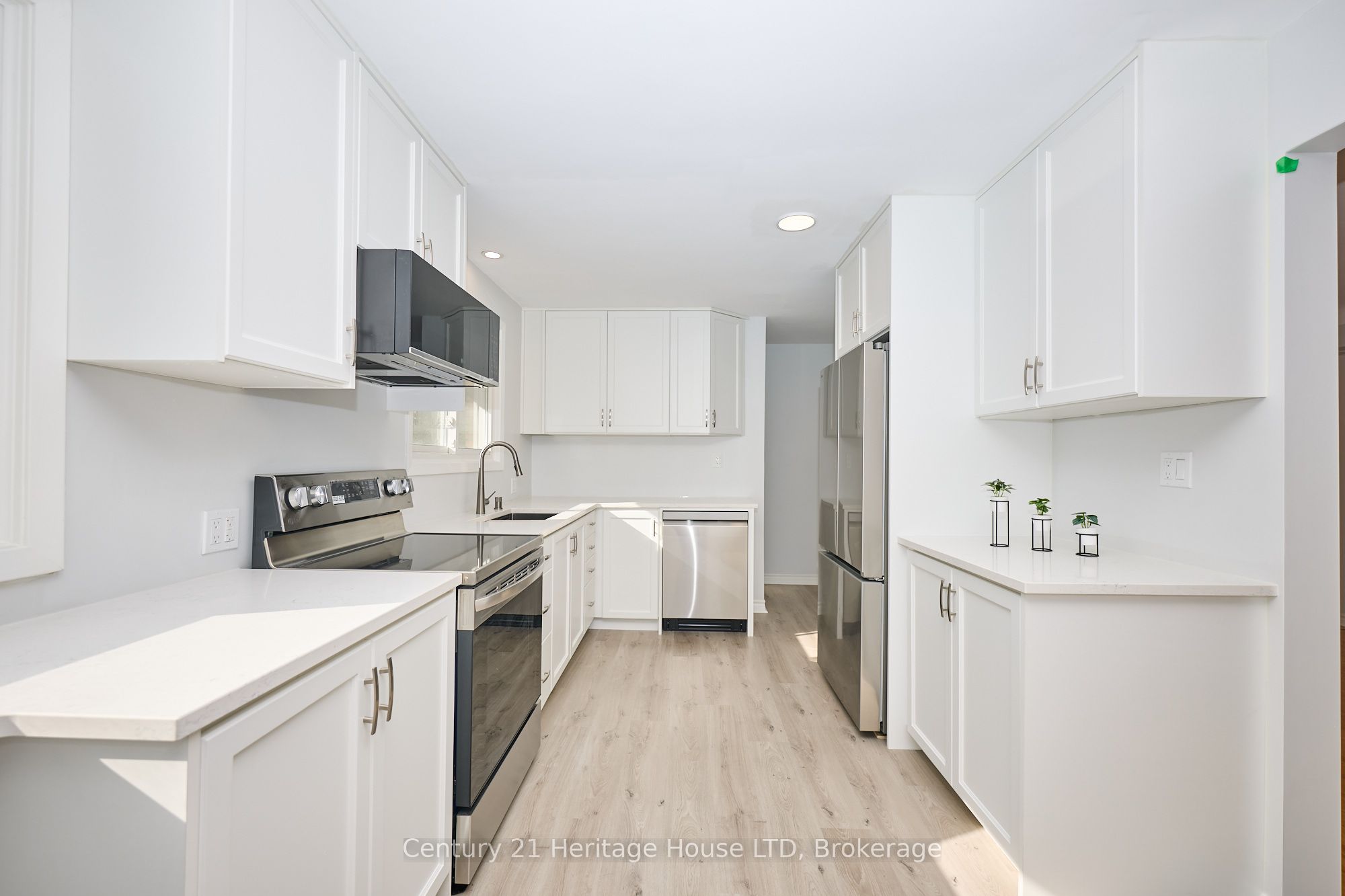 148 Champlain Dr Property Photo 10