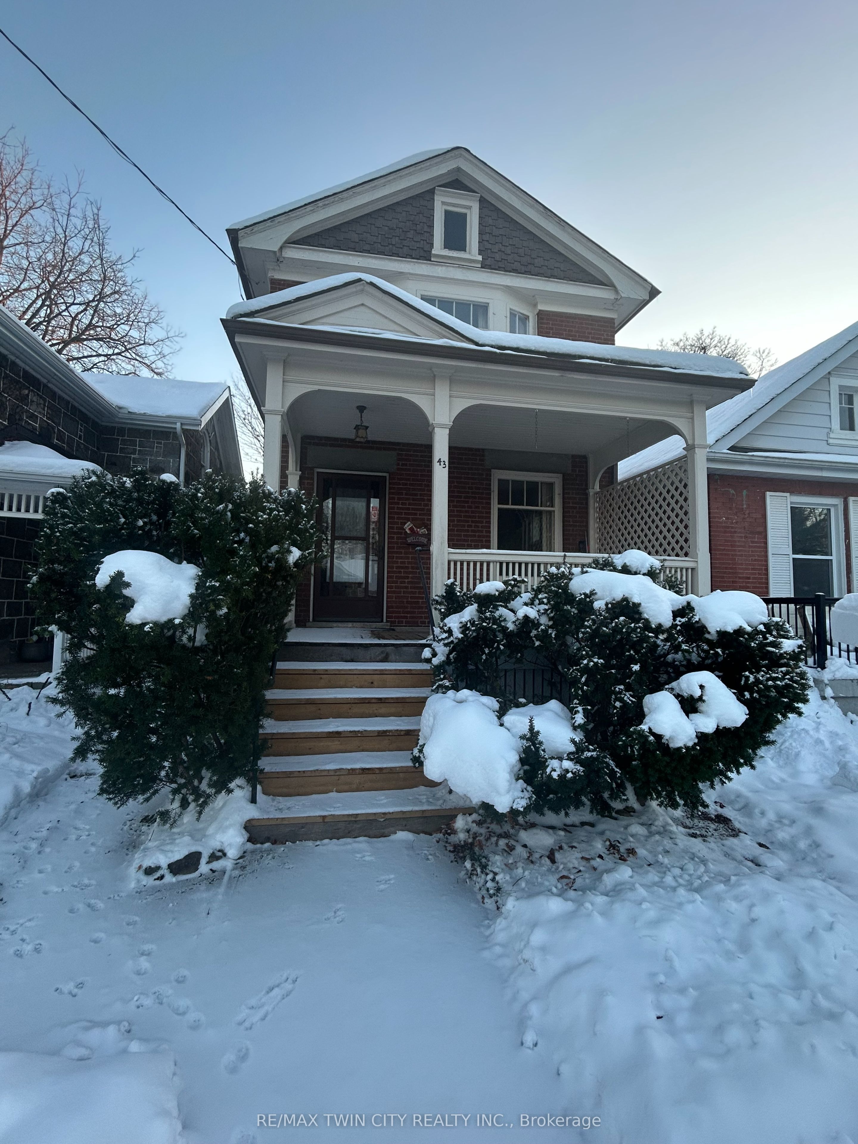 43 Mcnaughton St Property Photo 1