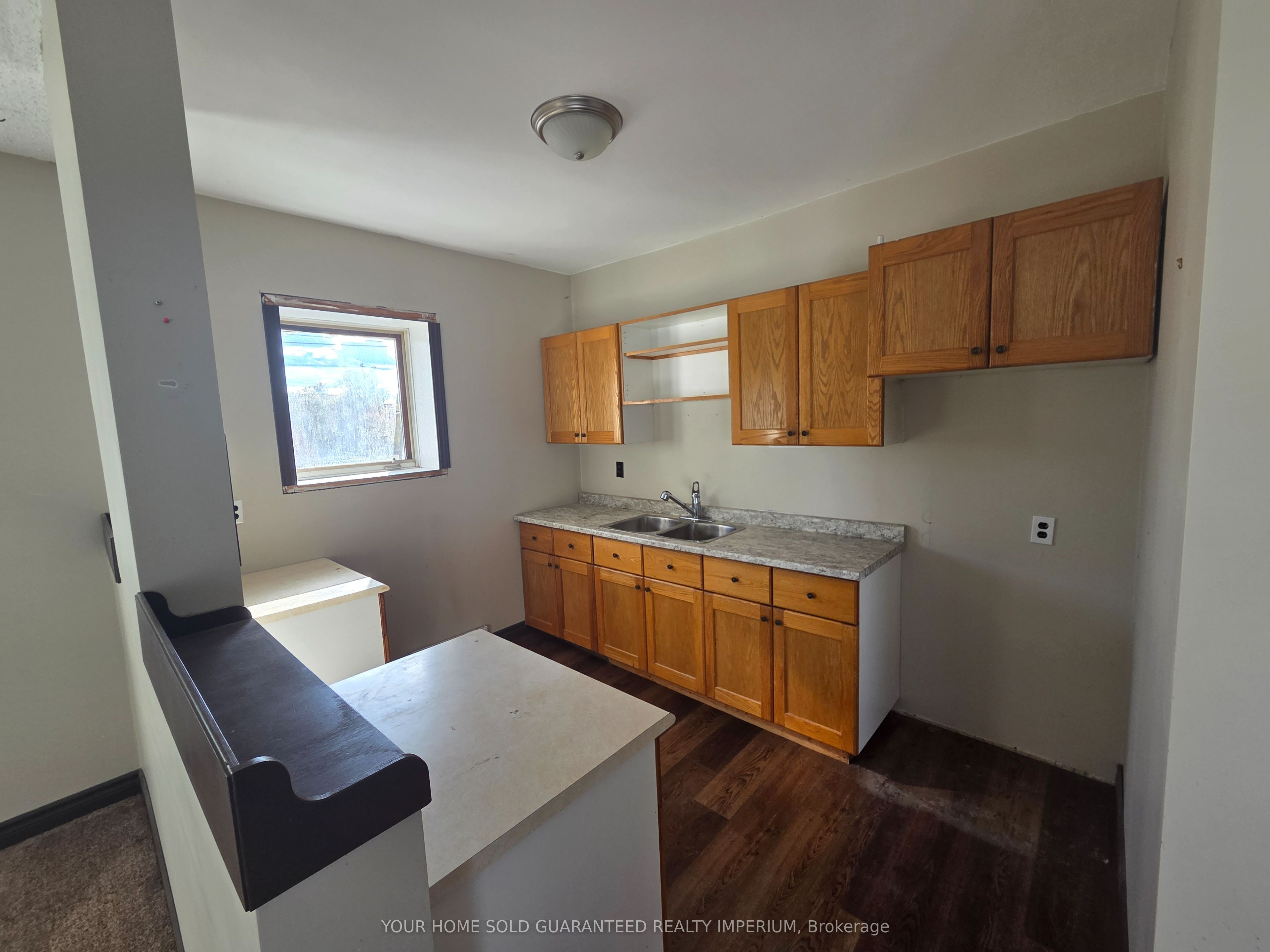 8 Wellington St Property Photo 5