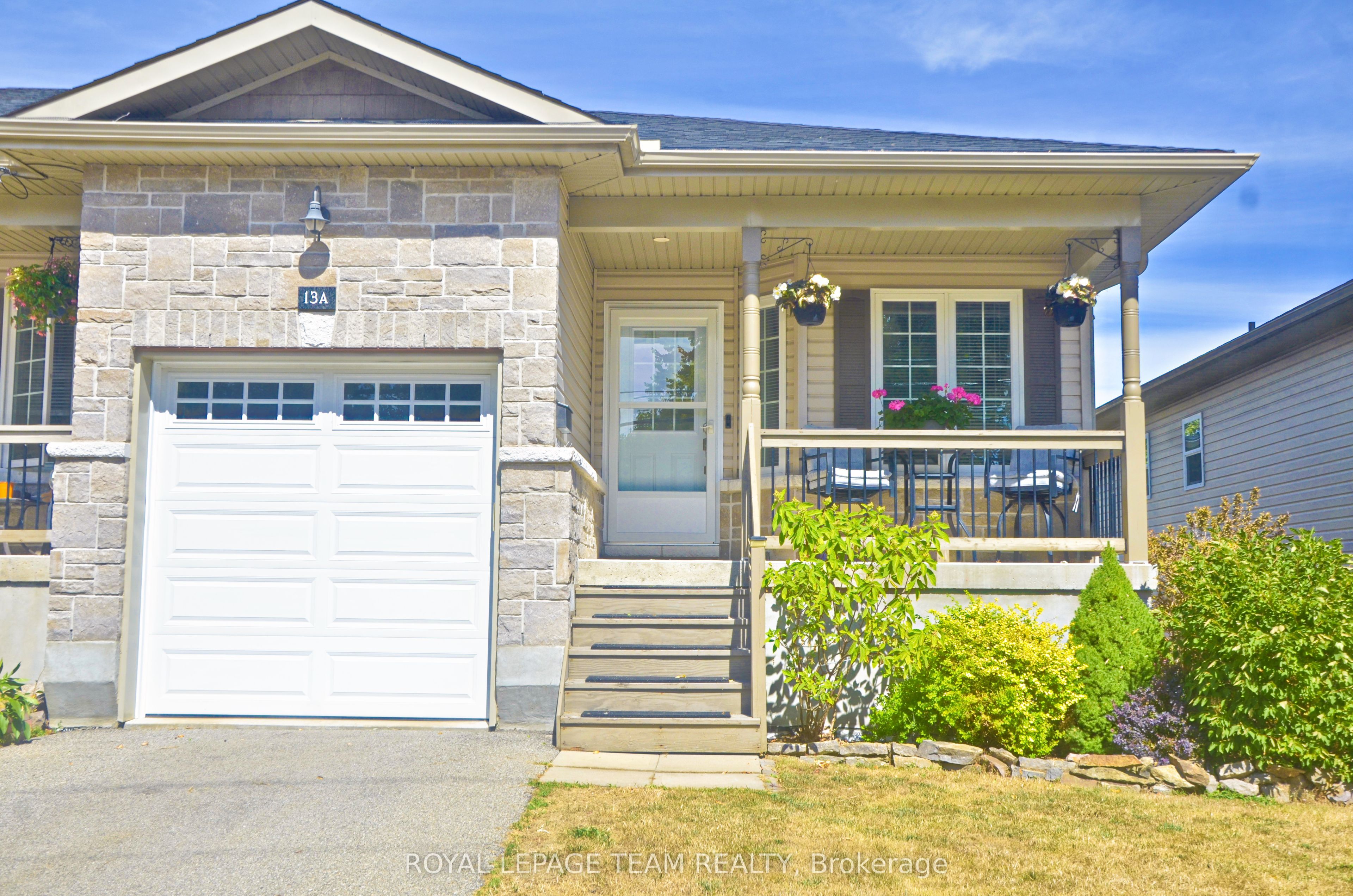 13a Centre Street N Property Photo