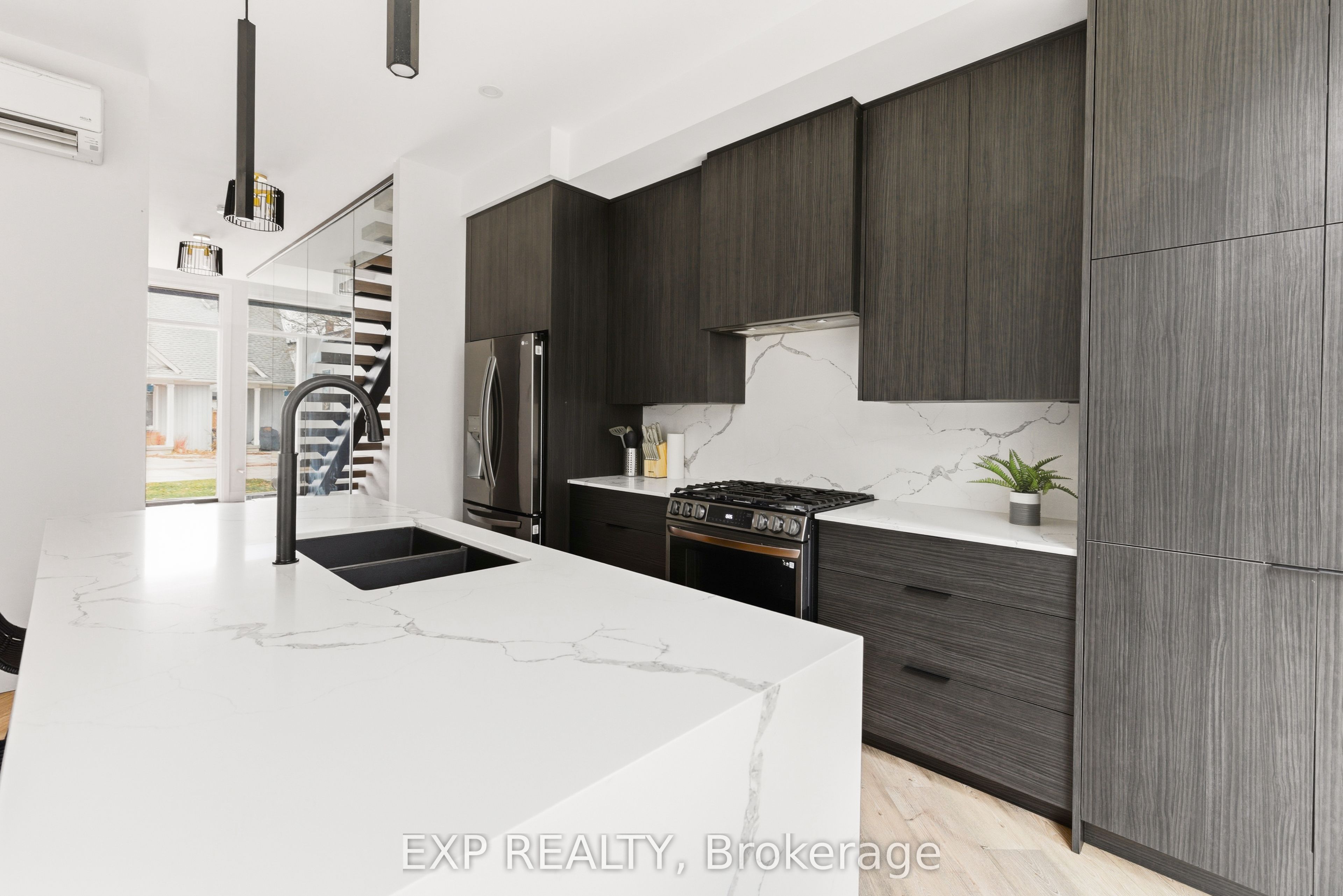 26 Huron Street Property Photo 9