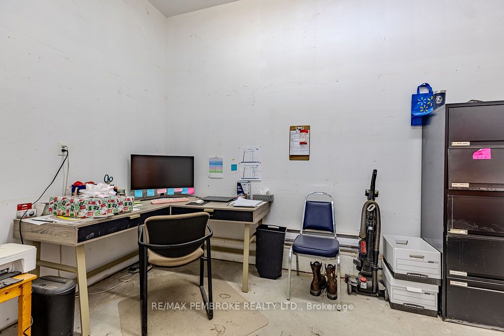 1366 Pembroke Street E Property Photo 10